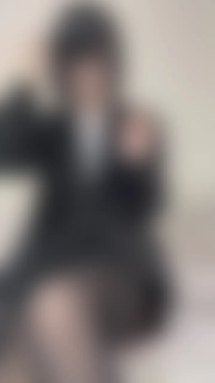 【限定動画のため単品不可】OLコスプレ着衣オナニー♡ ショート黒髪ボブ女子がタイツ越しからクチュクチュ指入れイキまで全部見せちゃう♡恥ずかしがりながらも我慢できずにイッちゃう♡

みるばんは〜！今日は昔の動画を振り返って
みたら今のロングヘアとは全然違う、
 ショート黒髪ボブの初々しいコスプレ姿を
見つけたので特別にお見せしちゃいます…💗

スーツのタイトスカートに黒タイツ、 白ブラウスが少しはだけて… 清楚なOLさんなのにお家ではこっそり♡  タイツの上から指でさわさわ♡
 布越しにクリを優しく撫でるだけで濡れちゃって、我慢できなくなってパンツの中に手を入れてクチュクチュ…♡

タイツの上からもバイブを押し当てて 腰が勝手にビクビク動いちゃっててやばいです……//

最後は我慢の限界でバイブを止めて、 指をお〇んこの奥まで入れて激しく動かして 全身を震わせてイッちゃう姿が夢中で本当にえっちなんです……💕

今のロングヘアで少し大人っぽくなったみるちゃんと比べて、ショート黒髪ボブ時代の 
「清楚OLなのに実は変態」なギャップが 逆に新鮮でエロすぎ注意です♥️

月額プラン限定の復刻なので、 昔の恥じらいと今の成長をぜひ一緒に味わってくださいねっ(ᴖ ̫ᴖ )💕💕 (2/2)
