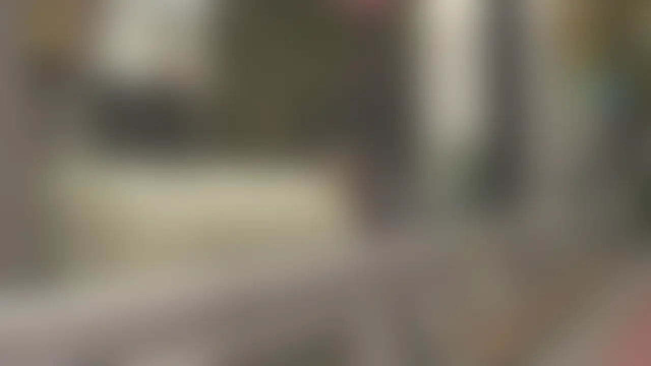 かわいい上に剛毛な女とのセックス。
セフレと2か月ぶりに会った。
待ち合わせて即ホテル直行。
お互いに彼氏彼女持ちのガッツリ浮気デート。
車内に充満する汗のいい香り。
気持ちがはやり通行人もはばからずにキスする。
ホテルに着いた瞬間から愛が始まる。
コートを脱ぐと女の熱気が脳みそをシビレさせる。
キスをして汗のにおいを嗅ぐたびに気持ちが大きくなる。
パンツを脱ぐ。痛いくらい勃起したペニスが解き放たれた。
ガマン汁ダラダラ。じゅるじゅるっと濃厚なフェラで腰が砕けてベッドに倒れこむ。
熱々のスライムに包まれてるみたい。我慢できずに口内射精。
パンツライン浮き出るエロ尻に、なえる暇もなく二回戦。
彼女の全身嗅ぎまわってメス臭摂取。
パンツを脱がして現れる極上のぱっくりアナル。
左右に広げて思い切りむしゃぶりついた。
アソコはかなり剛毛。舐めるたびにホンキ汁がだくだく溢れてアナルまで濡らす。
プリッッと突き出したケツを見ながらの立ちバック。
波打つ尻肉にからみつくマン肉。
鏡の前でガン突き羞恥プレイ。スケベ汁が床にどんどん広がってく。
ベッドに移動する。スーパーV字開脚の正常位からの騎乗位。
最後は正常位に戻ってスパート。
どく、どくって音が聞こえるくらい濃厚な中出し。
そんな内容の動画です。 (2/2)