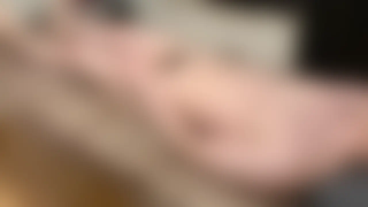 色白筋肉質の子にちんこをしゃぶらせながら乳首責め、亀頭責めで射精まで！ sample 1