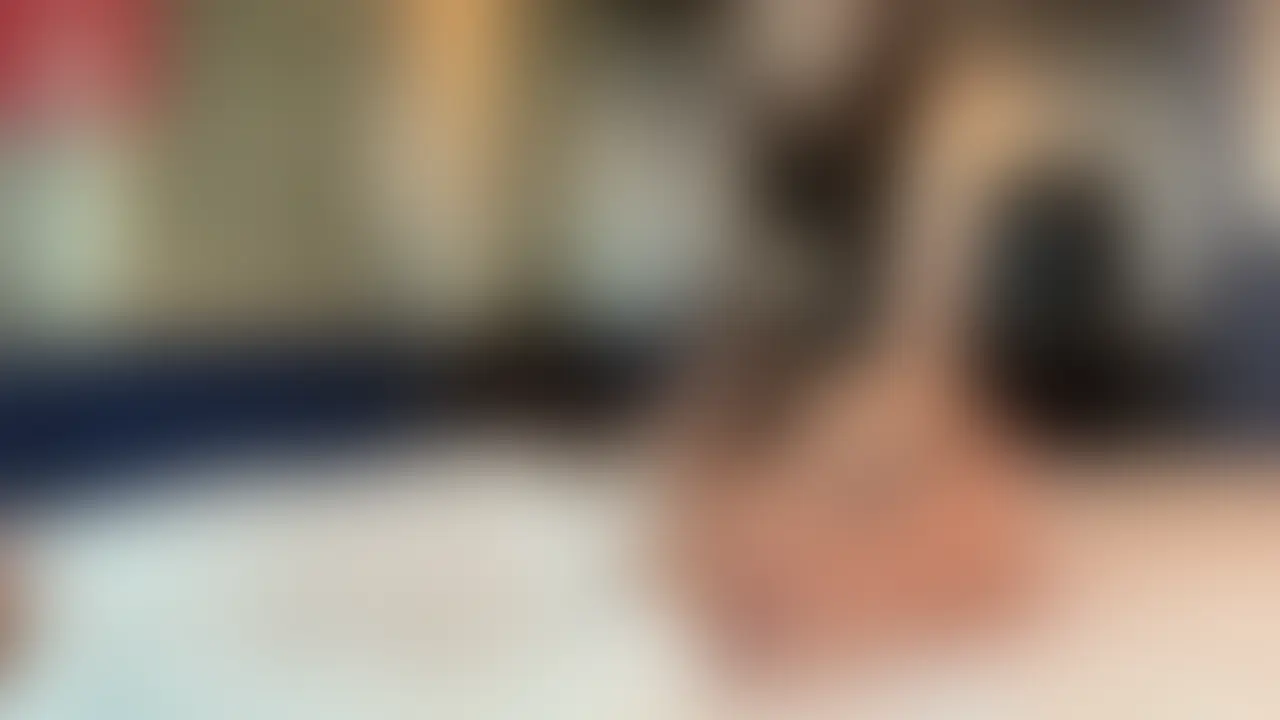 【セクシー人妻からのフェラとスパイダー騎乗位による必用な亀頭攻め焦らしプレイに悶絶しながら中出し】
別角度Ver.
なんでも言うことを聞いてくれる人妻ミカさん。
いじめて欲しいと言ってみたら気合入れてプレイしてくれました。
乳首をいじったり舐めたりの軽いジャブから始まってだんだんと激しくなっていきます。
濃厚な舌使いによるフェラ、亀頭が軽く擦れる程度の優しい手コキ+ねっとり乳首舐め、フェラに加えた乳首いじりとありとあらゆる方法でチンコと乳首をいじめられました。
最後はミカさんお得意のバキュームフェラで亀頭、特にカリを狙われるような方法でひたすらに攻められ続けて我慢は限界に...
ミカさんの思い通り激しい前戯を行うことでチンコはすごいパンパンに膨れ上がってしまいました。
そしてそのチンコで騎乗位を始めます。
ギンギンチンコをフェラすることで興奮が高まってしまったというミカさんのあそこはぐしょぐしょのぐしょです...
既に限界なのではないかというちんこがまんこに吸い込まれるように入っていき奥に突き当たった時はもう出るのではないかと。
ここからもひたすらミカさんのターンです。
まんこの奥に色んな角度から当てようと色んな体勢の騎乗位を繰り出してきます。
こちらは快楽に溺れながら耐えるのみで必死に抵抗します(笑)
そして最後に繰り出されるのがスパイダー騎乗位。
逆杭打ちピストンが行われ膣の奥に亀頭がごつごつ当たります。
必死に我慢してる僕を見て「もうイキたい?」と投げかけるミカさん。
我慢の限界を迎えていた僕は「イキたい」と答えます。
そうると「出していいよ」と言ってピストンを続けるミカさんに甘えて我慢を辞めて最後はすべて膣中の奥深くに全て出させてもらいました。 (2/2)