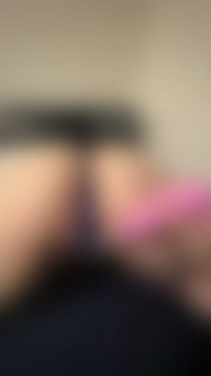 Tinderでマッチした22歳のJD。
就活終わって暇してるって言うから、25歳フリーターの俺が「大人の遊び」を教えてあげましたw
見た目は落ち着いた綺麗なお姉さん系だけど、脱がせたら重量感あるDカップ。おもちゃで一番敏感なところをピンポイントで攻め続けたら、一瞬で「あ、あぁぁぁ…っ!」て豹変してマジでエロい。
「それ以上は…変になっちゃう…!」って泣いて懇願してるのに無視して、おもちゃの出力を最大にして追い込んだら、噴水みたいに潮吹きまくって床を水浸しにされました(笑)
最後は完全に意識飛ばしてイキ狂ってる中、容赦なく生ハメしてフィニッシュ。
上品なJDが玩具で壊れる姿、マジで抜きどころしかないですww (2/2)