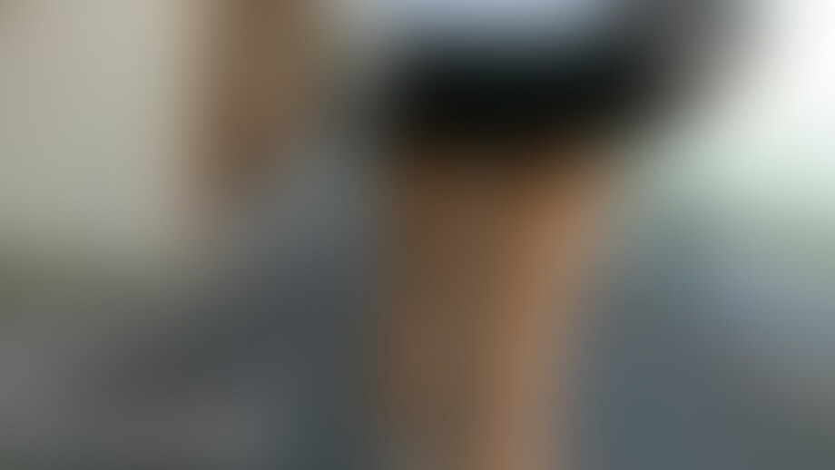 ノーブラ透け乳&超ミニスカ尻ラブホラブホ街をお散歩。散歩中、ラブホの前ではこの街に遊びに来たであろうラブホに出入りする男性や、その方達のお相手の玄人嬢さんに。駅前ではやはり遊ぶ待ち合わせの男性や嬢にガンガン見られちゃいました。
例えばサンプル動画の場面で、一旦すれ違った白い帽子に黒いリュックの殿方が、Uターンしてガン見しているのがお判りになると思います。こんな方たくさんいました(*^_^*)
※この動画はFC2コンテンツマーケットで昨年10月にアップしたものと同一ですので、そちらをご購入済の方はこちらへの登録は不要です。 (2/2)