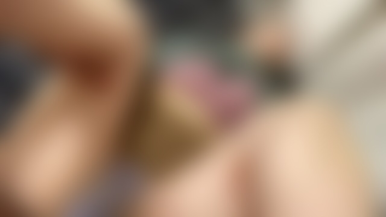 リピーターの、
絶叫系ドM女子との絡みを。
ずっと正常位ですが、
脚の状態をいろいろ変化させることで、
中の当たるポイントを変化させています。
あと、
外からグリグリして、
さらに気持ち良い刺激を与えています。
この時もナマ中出しでしたが、
出したら終わり…ではなく、
そこからさらに指マンでポイントを責め続けています。
さほど長い時間のセックスではないですが、
充分に気持ちよさでクタクタになるほど、
この子はいつも満足してくれています。
ち〇ぽもエッチも、
短くても充分に満足させれるということで〜 (2/2)