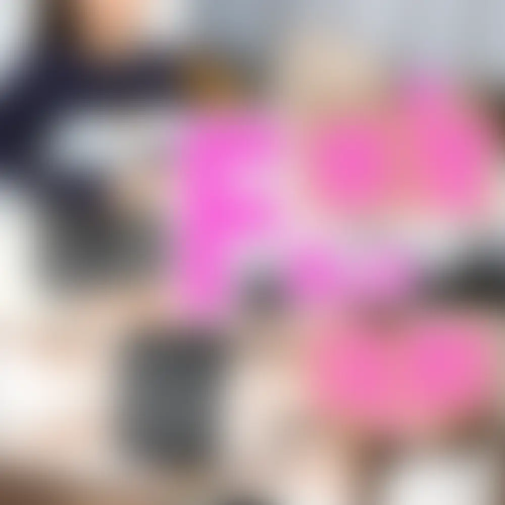 今作の患者様は近所の大学に通っているという目がぱっちり大きな美人JDさん。短めのスカートから白いお肌の綺麗な脚が神々しいです。ニットのセーターを着ているんですが、萌え袖にしてどこかあざとさも見受けられる小悪魔ちゃんかもしれません。聴診器のときにセーターをまくりあげると大きめな胸の谷間が見えます。

いよいよ心電図検査。診察台にねてもらう前に脱いでもらうのを忘れ、ねてる状態から上半身裸になってもらいました。するとやはり大きめの美乳おっぱいが出てきます。触診と称して胸の柔らかさを確かめます。そして下腹部の触診と称してスカート内のパンツを。

次に運動負荷試験を行います。仕草などがやはりあざとい雰囲気あり可愛いです。小走り～走るところでぷるぷると揺れる美乳おっぱい。ぷるぷる感がたまりません。

そして反応検査。目を閉じてもらい、反応器具を乳首に当てると反応はすぐにうなぎのぼり。可愛い声でたくさん感じちゃってます。びっくびっくとめちゃくちゃ感じまくってる彼女は、パンツの上から一度昇天。パンツを脱ぐと一本筋パイパン。直当てすると最大の鳴きに。びくびくびくと感じならおっぱいもぷるぷる揺らしながらの昇天は必見です。 (2/2)