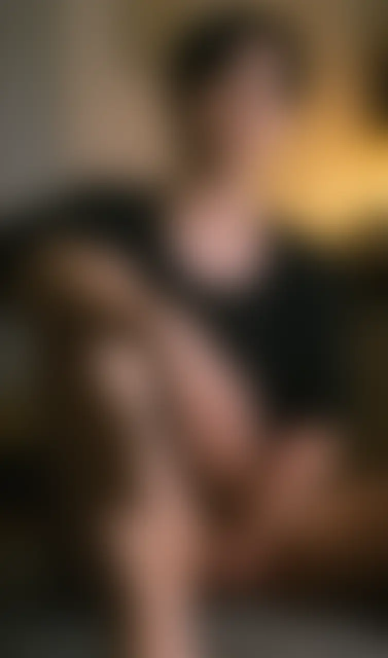 スリルあるの好きなんで昨日男友達の家行った時に友達がトイレ入ってる隙に急いでスボンとパンツ脱ぎ捨てて勃起させてみま... sample 1