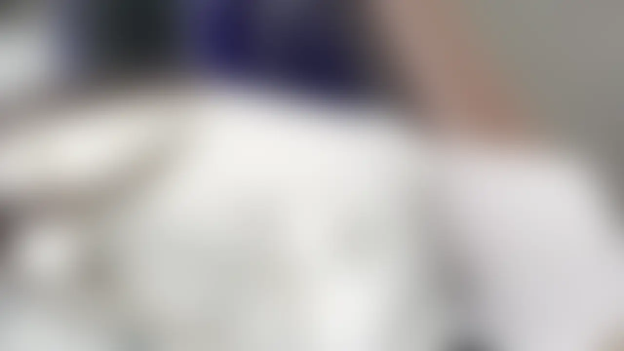 コンビニお一人様女性乳首狙い…【眼鏡OL系お菓子コーナーで店内嬲り】
明朝のコンビニにて朝帰りらしき女性の乳首窃触に挑戦してみました。
店員も外国人だし、疲労感もあって警戒も手薄。
今回のターゲットは駅からターゲットにして尾行しており、眼鏡スタイルもまた私のハートを昂らせます。お菓子コーナーがちょうどレジから外れにあるおかげで突然の接近！
店内の客も私と彼女だけ・・・と思いきや他の女性客も通り過ぎます。
視線でHELPを乞うも、ここは大都会東京砂漠、他人になんて興味を示すわけもなく素通りされてしまいます。
ほんとうにシズル感満載の美しいおっぱい、そして淡桃色の乳首の感触を堪能させていただきました。感じてしまうのをこらえている女性の表情、必死に視線を他客にむけ状況をしらせようと目が泳ぐ様子も危機感を感じてGOODです。

分数10分43秒
映像サイズ　1920×1080 (2/2)