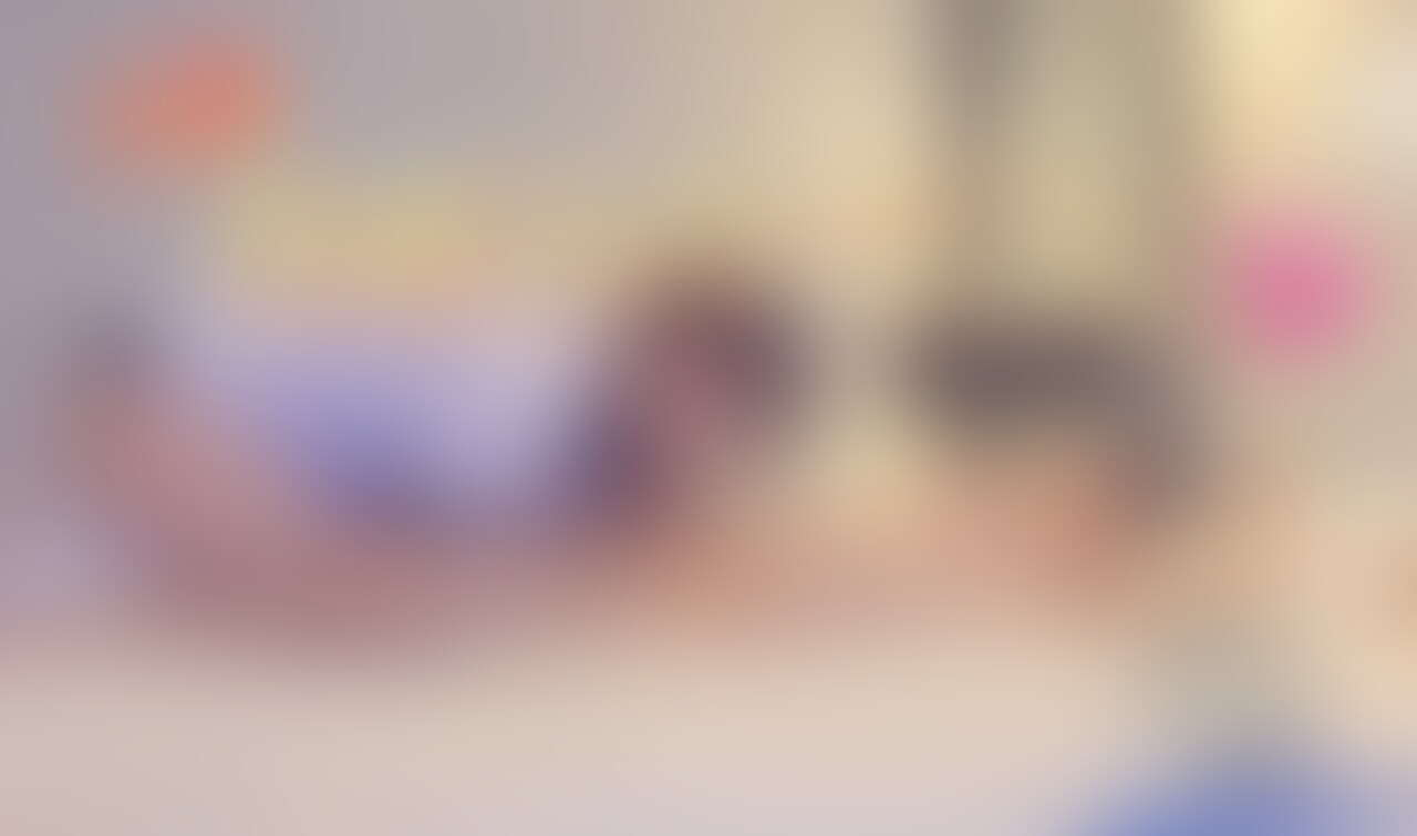 あの寝取られ後、夫婦でホテルにて再度上書きしに行った際の動画です💜
体操着コスプレで、性感マッサージ屋さんごっこ………なのですが、全くその仕事の内容分かってないので探りさぐりで棒読み&照れまくりです(笑)
そこも含めてニヤニヤしながら観てもらえたら嬉しいです😂👌
軽くマッサージ、そこから硬くなった所をほぐしていきます😊お尻も乳首も責めて、おちんちんからトロトロの我慢汁を溢れさせます💜💜 (2/2)