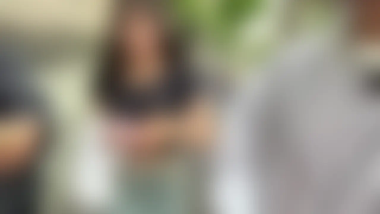 【元ソフトボール部員の美人】
普段物静かだけどエッチ始まると声エロすぎる変態。休日にそらと旦那と公園でまったりデートしてそのまま3P。脱いだ時のスタイル良さと普段の物静かさのギャップがたまらない。
👧の「精子ちょうだい///」がえろすぎて生中出し! (2/2)