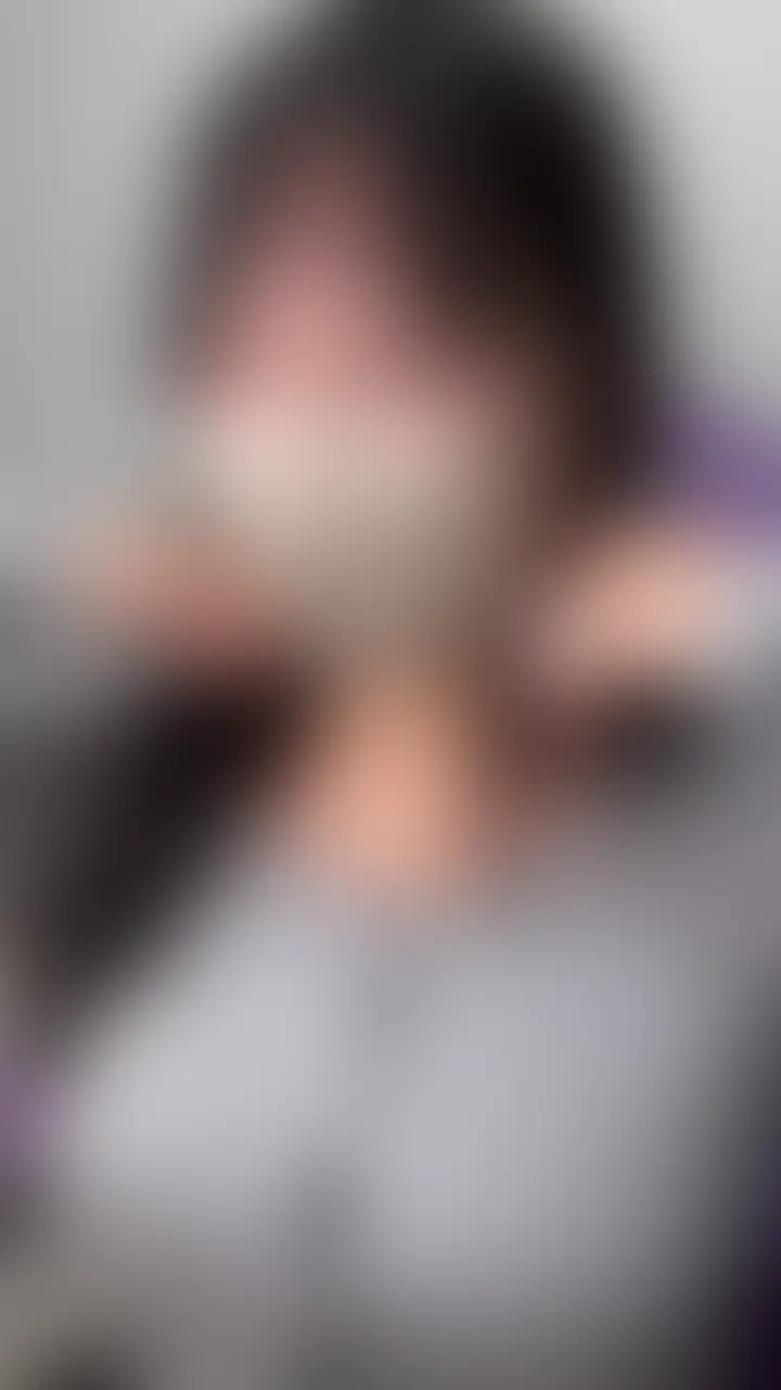風邪でずっと寝込んでて、
一週間ぶりのおなにーだったんだけど…
久しぶりってほんとヤバいね///
溜まりに溜まった性欲が一気に爆発して、
れい、もうイキ狂っちゃったの…😳💦💗
ずっと解放できずに我慢してたぶん、
身体が止まらなくなってビクビク震えて…
性欲が完全に解放されたれいの姿、
ぜひ見てほしい…💞 (2/2)