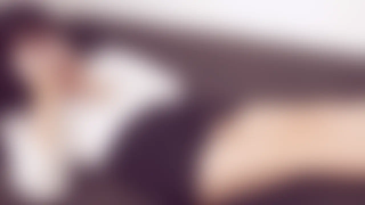 [miyu 妄想#002] ソファで、誰もいないふりをして


なんとなく目に留まった女性がいた。
もちろん、話しかけることなんてできない。
名前も知らない。でも、こうして勝手に想像してしまう——
『もしも、あの子があんな姿を見せてくれたら』って。
これは、“ある中年男の妄想”です。


miyu は、都内の小さな会社で働く23歳の事務OL。
職場では控えめで、誰にでも優しく微笑む“いい子”。
けれど夜になると、レンタルルームで別の顔を見せる。
メイド服やブルマに着替え、カメラの前で小悪魔のように微笑む——。
それは、誰にも言えない彼女だけのアルバイトだ。


…もしかして今、あのビルで、ひとりで淫らなことをしてるのかもしれない。


誰にでも優しく、職場では“癒し系”と呼ばれている。
けれど、その素顔を知る人はいない。
レンタルルームの扉を閉めた瞬間、彼女は静かに脚を組み替え、
スカートの裾から、わざと覗かせる。
カメラがまわっていなくても、
——誰かに見られているような気がして、止まらない。 (2/2)