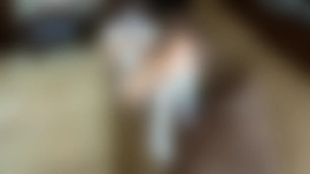 【あい 18歳 大学生 生ハメ2本番 元バレー部の鍛えられた下半身を犯す。絶頂すると失禁する子。生で巨根で激しく突かれイキ狂う。】
★本編顔出し（マスク有り）
★1か月後に単品限定になります
-----------------------------

何度も撮ろうよ、エッチしようよって声をかけてた子。その度に「彼氏がいるから無理」って即答されてた。突然、「会えるよ」って連絡が来て密会する事に。

動画にある様に「彼氏いないんじゃなかったの？」「いるよ（笑顔）」ってセックスに興味あったのか彼氏がいても来てくれた。「中でいけない、クンニじゃないと無理」って言っててクンニで本当に気持ちよさそうに感じる。もちろん絶頂。

フェラの時「こんなに太いの入らないかも、、」って。挿入したら「デカい、、」「奥ほしい」って。
自分から大好きホールド（古い？）してきて足を腰に絡めて奥を求めてくる。


生ハメで2本番、僕の絶頂と同時に失禁しする子。バレーで鍛えたデカいケツとくびれたウエスト。サンプル冒頭のハメながら潮を吹くシーンは必見。


-----------------------------
※年齢確認済み（身分証保管）
※同意済み（同意書保管）
※全てのプレイに同意済み
※転載禁止
----------------------------- (2/2)