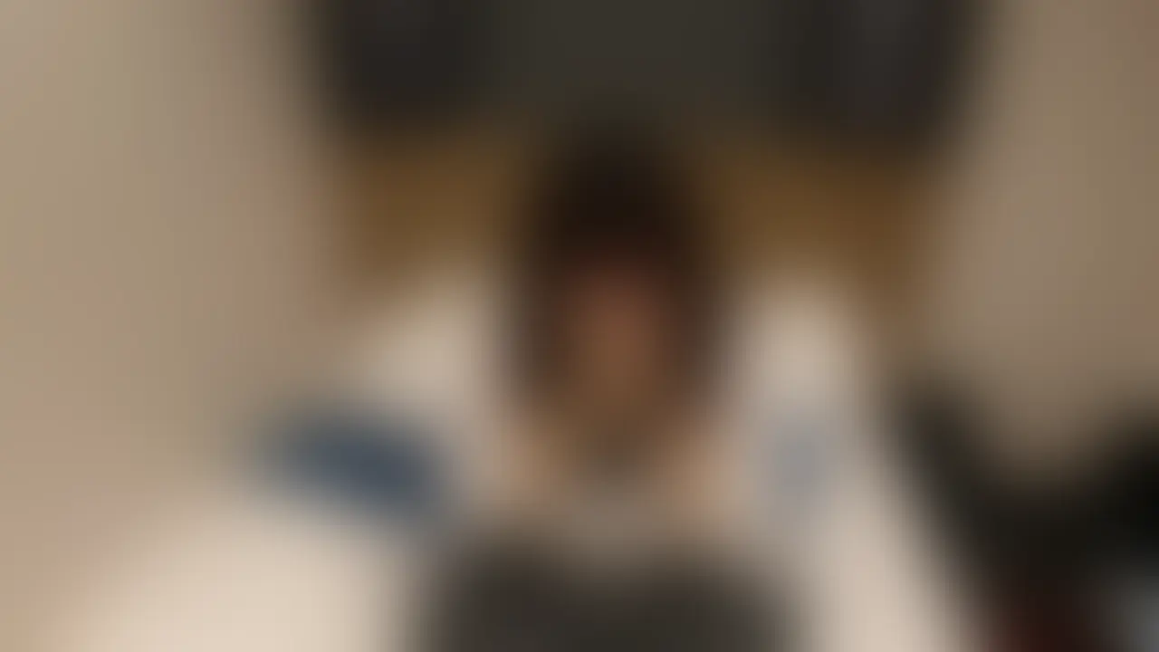 アラサーの妻にメ○カリで買った制服を着せてハメ撮りしたら、いつもよりイキまくってたからデキるの覚悟で中出しした。
皆さん、こんにちは。
いつも僕たち夫婦の動画を見ていただき有り難うございます。
本日、アップさせていただくのは、妻に制服を着せて撮ったハメ撮り映像です。
40分オーバーの大作です。
僕たち夫婦は学生時代の同級生です。
僕は妻が初めての相手で、妻も僕が初めての相手(のはず)です。
それこそ、僕らは制服を着ていた頃に出会いました。
それもあってかこの何気ない制服プレイが妙に興奮しました。
当時、地元の公園のトイレでフェラしてもらったこととか、挿入前にイってしまったこととか、今回様々なことを思い出しました。
残念ながら僕の早漏は治っておりませんが、一生懸命腰を振って妻をイカせようと頑張りました。
今回の動画は妻が「制服(姿)が恥ずかしい」という理由で、販売禁止と言われましたが、期間限定で販売させていただきます。
どうぞ宜しくお願いいたします。 (2/2)