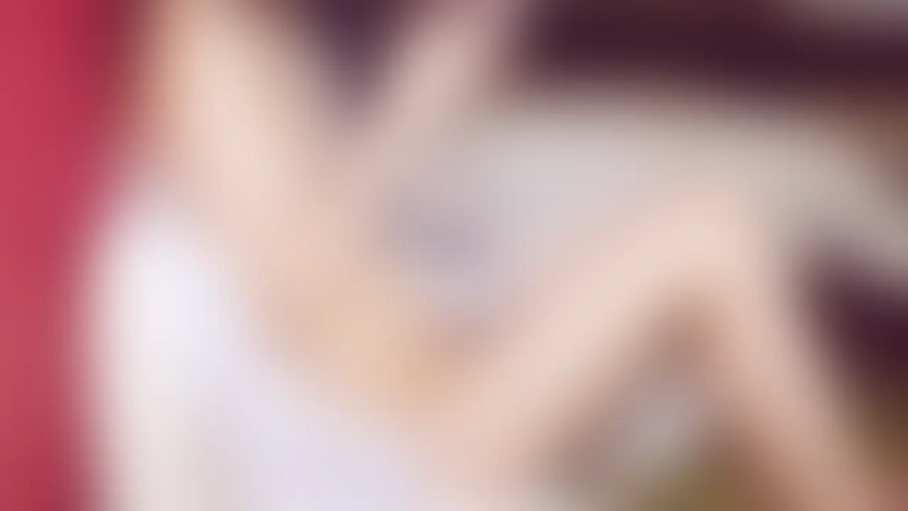 [riko 妄想#012] 和室の夜、何も纏わない静寂


なんとなく目に留まった女性がいた。
もちろん、話しかけることなんてできない。
名前も知らない。でも、こうして勝手に想像してしまう——
『もしも、あの子があんな姿を見せてくれたら』って。
これは、“ある中年男の妄想”です。


rikoは、女子大学に通う4年生。
rikoは、大好きな“推し”が出演する地方公演を観るため、
ひとりでその街を訪れていた。
会場近くの和室に泊まり、舞台の余韻を抱えたまま迎える夜。
……もちろん、すべて俺の妄想だけど。


畳の上に座り、ゆっくりと呼吸を整える。
衣服を脱いだあとの身体は、
見せるためではなく、戻るためにそこにある。
障子越しの光、畳の匂い、夜の気配。
何も纏わない姿が、かえって静けさを深めていく。

舞台を観た夜。
和室という余白の中で、
彼女は“誰かのための自分”をそっと置いていく。
残るのは、輪郭と呼吸だけ。
その一瞬を、見てしまった気がして、
視線を外すことができなくなる。 (2/2)