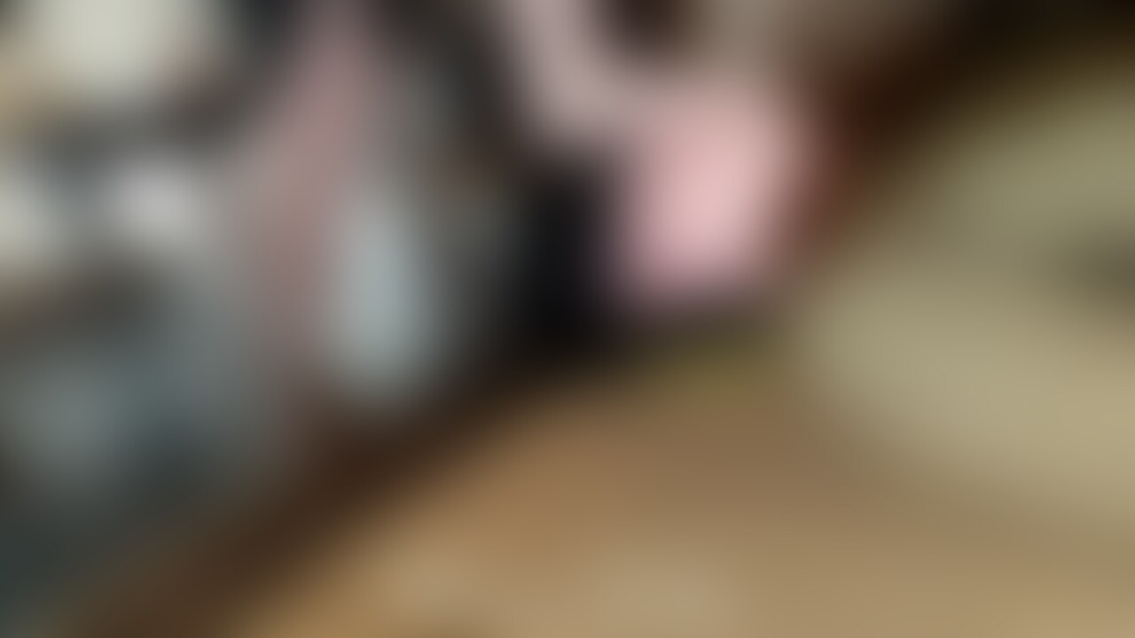 顔面足つぼマッサージ機になってみくちゃんのストッキング足で顔面踏みにじられたM男
今回はみくちゃんが外出先から戻ってきて、顔面を踏み付けて入室して、その後はくっさくさのストッキング足で畳に寝そべる顔面マッサージ機、機械なのにを体重をかけて踏み付けます。
鼻の辺りがちょうど土踏まずにあたり、力を入れて踏み付けると良い刺激になり疲れが癒されます。
反対の足もやってみようかなー
両足で顔面に立ち、全体重で足裏に刺激を受けます。
なんでこのマッサージ機、機械なのに時々唸り声聞こえるんだろー
両足でマッサージ器が変形するくらいにぐにゅぐにゅ、左右へぐりぐり
思わず、う～、　と必死に耐える声が。
乗るだけではなく、刺激を受けるためにあらゆる踏み方をするみくちゃんでした。 (2/2)