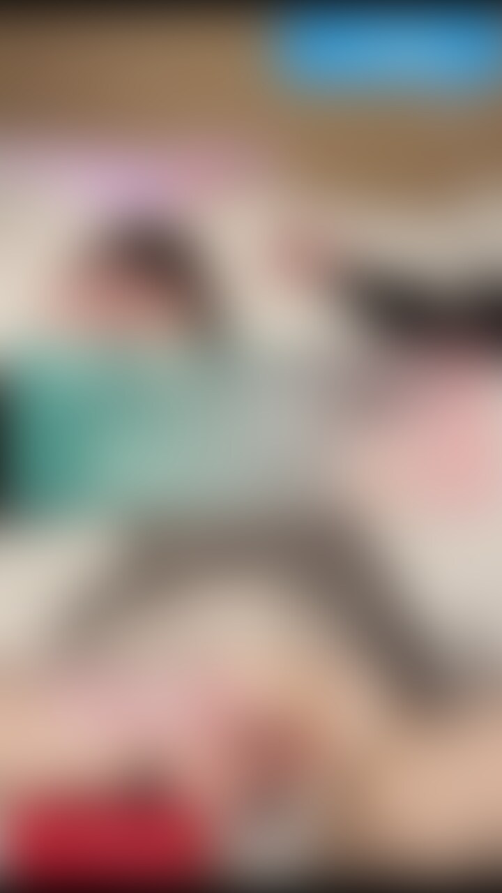 ◯活で会ったおじ様にハメ撮りしたいって言われて、、
フェ◯好きな私はおじさまの指示でおちんちんをずっと咥えさせられて、イく姿が見たいって言われておじ様の絶妙な手コキで大量射精💝
ハメ撮り恥ずかしいけど、無性に興奮しちゃっていつもよりたくさん声がでちゃった🫶🏻🫶🏻 (2/2)