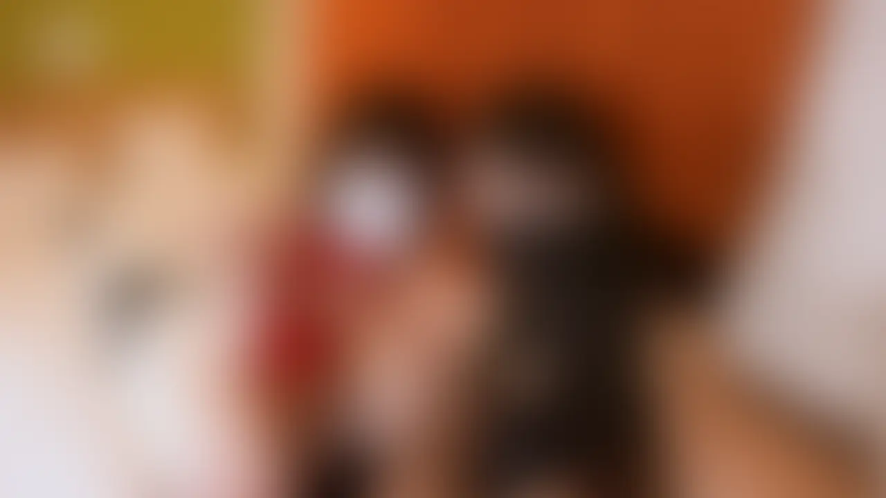 ドSダブル痴女・佳奈&みくり顔踏みかかとめり込みワキ電気アンマ
ドSダブル痴女の佳奈ちゃん&みくりちゃんの
雑魚チン鍛錬グリヌキ部屋に収容されました。
顔踏みからのかかと食い込みワキ電気アンマでの
くすぐり回春激痛マッサージプレイです。
土下座するM男に向かって「お前、地面と友達なの?」
「キモくても頑張って生きてて偉い」などと心ない言葉責めが浴びせかけられます。
土下座するM男の頭を踏みにじり、顔を上げさせたかと思えば
「鼻の中、足指で犯してやるよ」と、足指をM男の鼻の穴に突っ込みまくります。
そんな無様な姿を自撮りカメラで撮影しながら
「キモいで〜す、見てあげてくださ〜い」と晒し者にするのです。
それからM男を仰向けにしての足裏匂い当てクイズがスタートします。
ただ、これはクイズとは名ばかりの理不尽ゲームです。
M男をイジメるただの口実となっております。
空気の読めないM男の人格を否定しまくりです。
無呼吸顔踏みや足指や指での乳首いびりを施したかと思ったら、
腋にかかとを食い込ませての腋くすぐり激痛マッサージです。
くすぐる、というよりも体重を乗せてM男の腋を抉る
激痛が多めのワキ電気アンマくすぐりプレイなのです。
その激しい攻撃を受けて反応しまくりのM男です。
絶叫と爆笑の声を同時に響かせるM男に向かって
「キモくてすみませんは?」と……。
回春効果ありまくりなドSワキ電気アンマプレイでした。
顔踏みからのかかと食い込みワキ電気アンマくすぐりで発狂したい、
そんなF/MくすぐりフェチのM男の貴方だけにオススメです。
1920*1080
16:58
1.31GB
.mp4 (2/2)