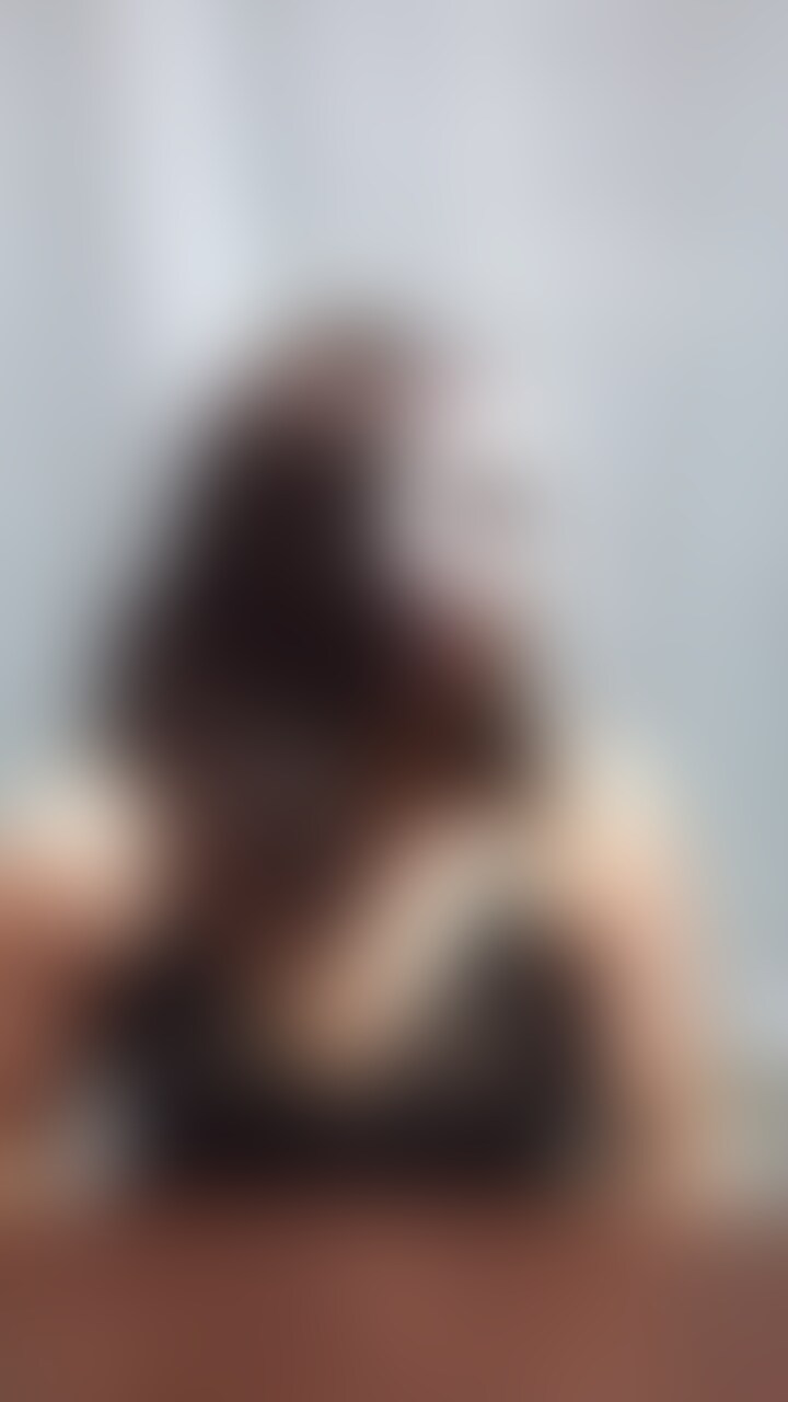 キツネのお面で○○○乳を搾ったりカメラにかけたりしてる動画の別アングルロングバージョンです‼️おっぱい、○○○乳好きには刺さると思います😍
正面から撮ってるので○○○乳がよーく見えますよ☺️
妻が○○○乳絞る前に旦那の私が後ろからおっぱい揉んで搾ってます
フワッフワのサラッサラなのにデカい乳首が堪らなくエロく、揉みがいがありました🥰
動画の最後妻がちんこを待ってます。そこから以前アップした手こき、フェラ動画に繋がってます♪︎顔が良く見える動画は2児ママプランもしくは単品販売でご覧下さい😌 (2/2)