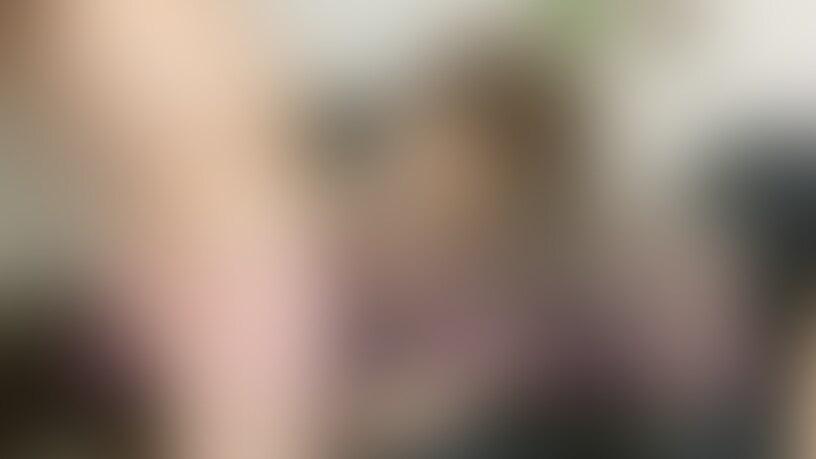 アマギフで頂いた可愛いワンピを着て家事してたら
急に彼に部屋に連れて行かれてフェラを要求されました🥺
彼のおかず作りというわけで撮影しましたが
myfansにもおすそ分け🤭笑
⚠️めぐが動画の最後にやらかしてしまいハプニングが·····💦
マスク折ってフェラしてみましたょ(*´﹃｀*) (2/2)