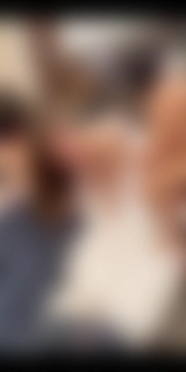 初NTR後編となります! 後編では彼氏以外の🍌を遂に挿入されてしまいます… 他人とキスやフェラも初めてだった愛が遂に初対面の男性2人とSEXをしてしまいます… 正直NTRをやったらお互い気持ちが離れるのではないかと不安でいっぱいではありましたが そんなことも無く良い経験となりました! 果たして愛は彼氏以外の🍌を受け入れ 喘ぎ声やイかされたりしてしまうのでしょうか… 続きをご覧ください。 最後に事後のトークも少し載せています。 会話から察するに… 実は2回戦もありました。 彼氏参戦の4Pです。 こちらもお楽しみにしていてください! (2/2)