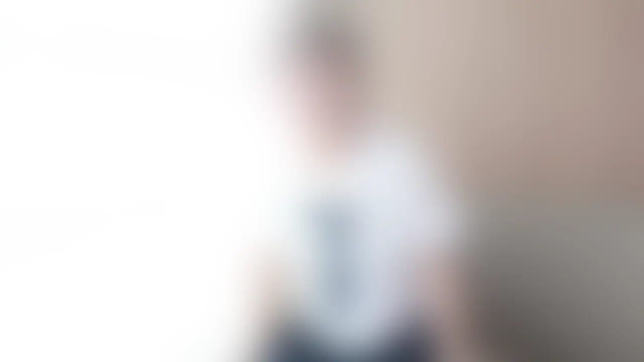 学校終わりにそのまま会いに来てくれた合法L◯Kの女の子に初の中出しを懇願されて2発も子宮に注いじゃいました、、

DMでやり取りしていて急遽会うことになった1○歳の合法L○Kちゃん。けんと。のアカウントをずっと見てくれておなにーのおかずにもしてくれてました。会う前日も当日の朝もおなにーしてたとわざわざ報告もくれる女の子。学校終わりに駆けつけてくれて汗だくでご対面笑。彼氏はいたことあるけど最長1ヶ月でだいたいが1週間らしい笑。同い年の男の子にはときめかないらしく普段はアプリで年上お兄さんとえっちなことをしてるとか。大学に行く為に生徒会をしたり学校では積極的に取り組んでいるのに裏ではこんなことしてるとかギャップがえぐい。
おっぱいは綺麗なEカップの美乳。基本ゴムセックスしかしたことないのでゴムで挿入したら急に「生がいい...」と経験のない生えっちを懇願。自らゴムを外し生ち◯ぽを挿入。感度も上がってるからか喘ぎ声もヒートアップ。しかもまさかの中出しも！！初々しい姿に興奮してしまいまさかの2連発中出し。後々話を聞くと「けんとさん基本中出しだからしてみたかったの♡」と、もう1発したくなるほど可愛らしい女の子でした。。 (2/2)