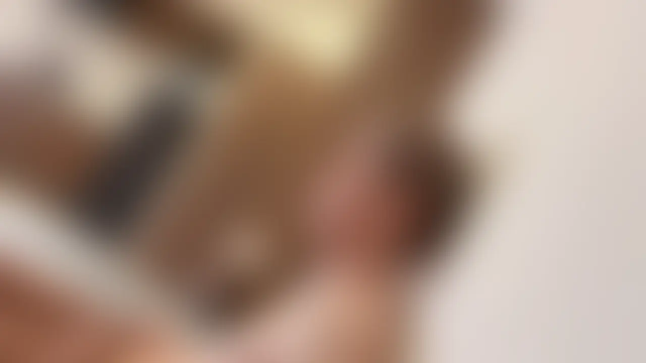 壁にもたれている男にあんなちゃんはまたがって鼻舐めスタート。
めちゃくちゃエロい舐め方です。、
ジュブジュブ音をたてたり、ぬちょぬちょ唾液を出して鼻舐めしているシーンがエロいです。
最後はフェラで抜きます。 (2/2)