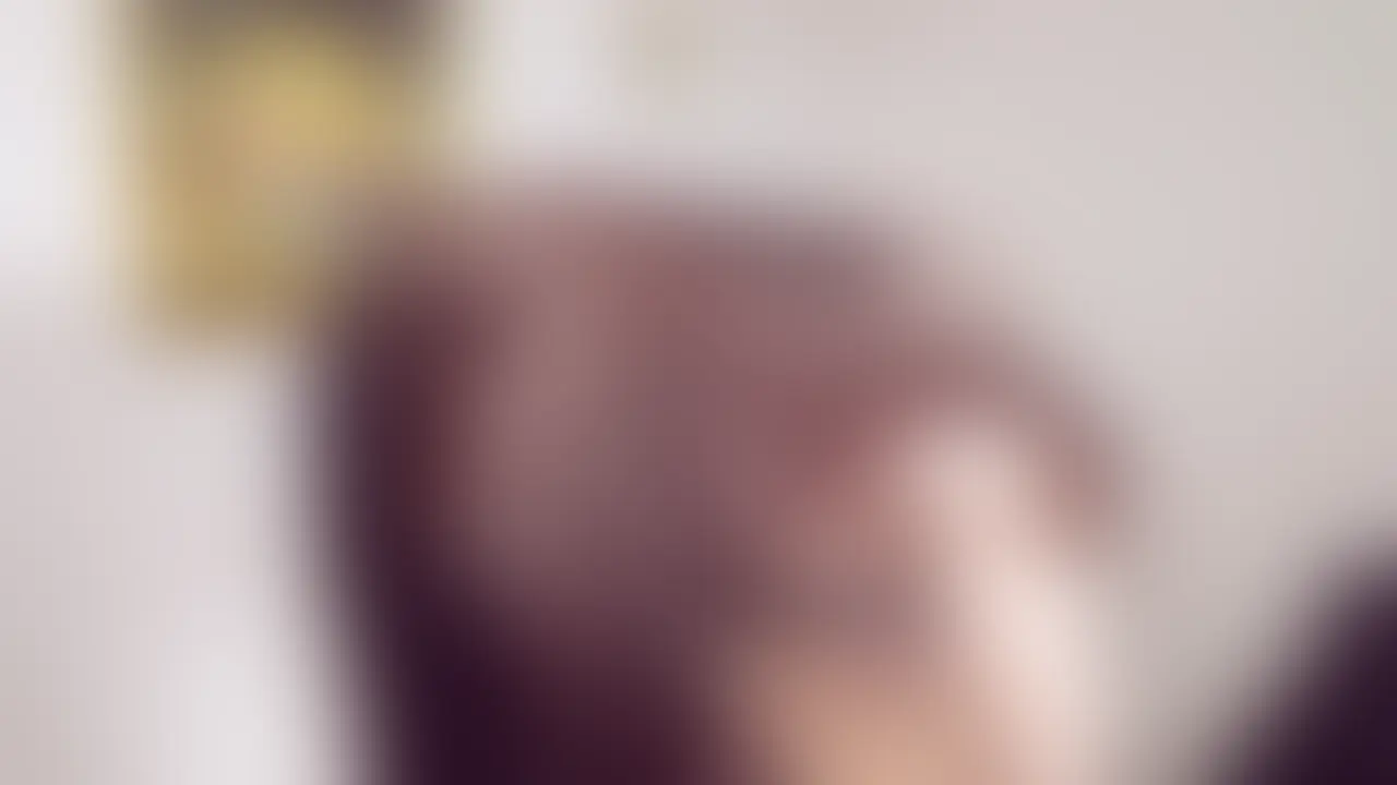 [honoka 妄想#015] どうしてこんな格好、抵抗なく着られるようになったんだろう


なんとなく目に留まった女性がいた。
もちろん、話しかけることなんてできない。
名前も知らない。でも、こうして勝手に想像してしまう——
『もしも、あの子があんな姿を見せてくれたら』って。
これは、“ある中年男の妄想”です。


honokaは、就職活動中の24歳。
以前は都内のオフィスビルで受付の仕事をしていた派遣OLだったらしい。
誰にでも丁寧で、笑顔を絶やさない“いい子”だったって、うわさで聞いた。
いまは契約が切れて、職探しの合間にこのレンタルルームを使っているみたいだ。

なんでも「ここに来ると落ち着く」んだとか。


…もしかして今、あのビルで、ひとりで淫らなことをしてるのかもしれない。


夜はコンカフェで働いていて、日替わりの衣装に備えてレンタルルームで練習をしている。
今日は、その中でも最も露出度の高い——水着。

少し前の彼女なら、ためらっていたかもしれない。
けれど今は、当たり前のように服を脱ぎ、
自然な流れで、身体を小さな布に包んでいく。

鏡を見るでもなく、誰かに見せるでもなく。
ただそこに立ち、自分の肌を確認するように、肩紐を整えていた。 (2/2)