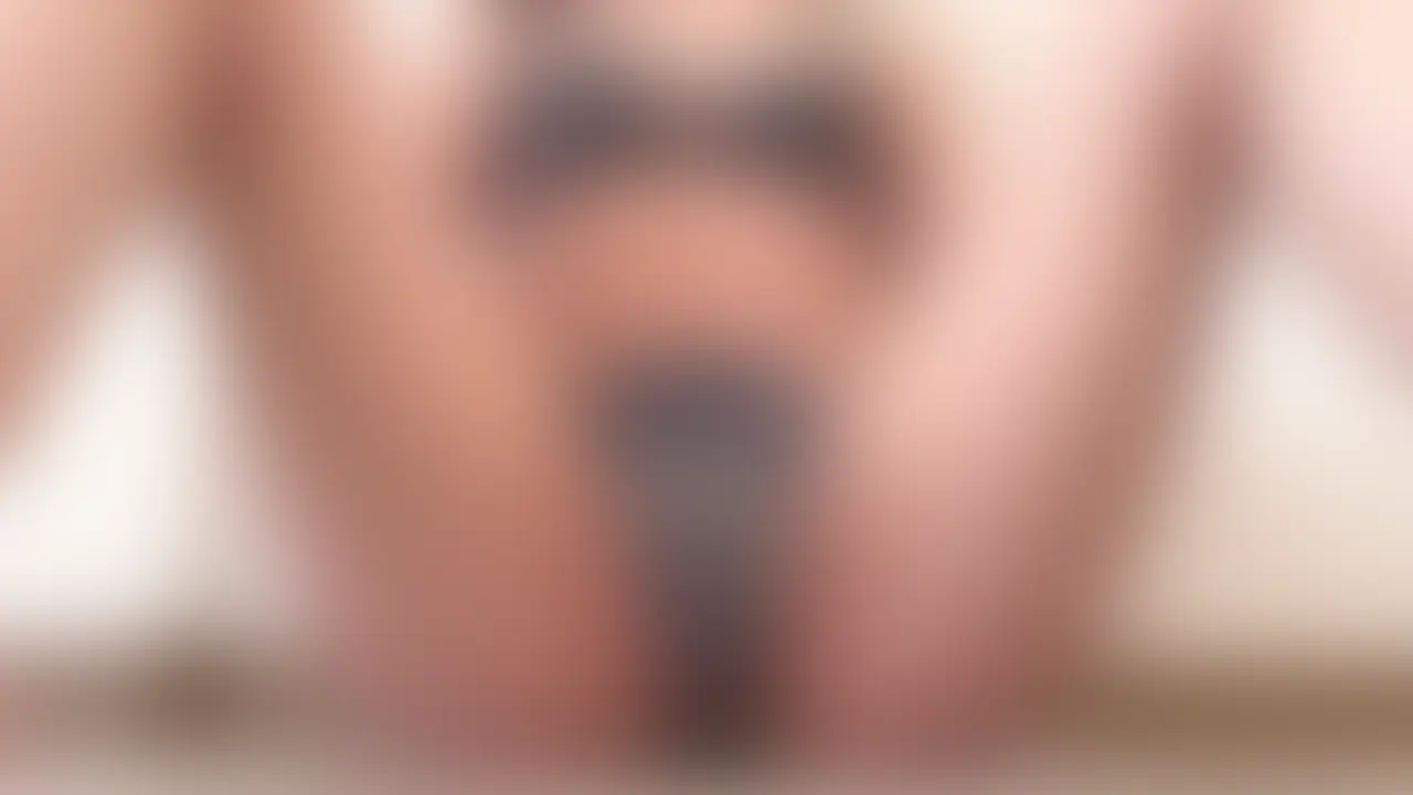 お疲れ様です、ももかです❤
今回の動画は、仕事帰りにどうしても我慢できなくなって…自宅のフローリングで撮影した裏アカ限定の記録です。

普段は会社員として、同僚の前では絶対に見せない姿。
自分の身体がどこまで刺激に耐えられるか、元アスリートとしての変なプライドもあったんですけど…結果は完敗でした。笑

使用したのは、内側をゴツゴツ叩くバイブと、クリトリス専用の2台使い✨
スイッチを入れたら、事務服を脱ぎ捨てる間もなく身体が一気に熱くなって、逃げ場がなくなっちゃって…。

指先までガクガク震えて、冷静な思考がどんどん溶けていくのが分かりました。
激しい生音と一緒に、自分でも制御できないオホ声が止まらなくて…実は、動画の前半でさっそく失禁しちゃいました…💦

動画の後半は、床に広がった水溜まりの上で、無様に中イキを繰り返している姿が映っています。
頭の中は真っ白で、恥ずかしいはずなのに「全部出し切った…」っていう変な脱力感しかありませんでした。

私は他のサイトは使っていないmyfans専属なので、この敗北の瞬間をフルで見れるのはここだけ。
myfansにログインして、アスリートの理性が壊れる音、最後まで見届けてくれますか？

感想、プラン限定のDMでこっそり待ってますね❤

#事務職 #OL #28歳 #会社員 #現役OL #元アスリート #裏アカ #バイブ #2個使い #中イキ #失禁 #お漏らし #フローリング #オホ声 #生音 #フル動画 #myfansログイン #myfans限定 #独占公開 #敗北 (2/2)