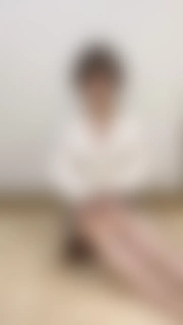 いいねと保存をしてもらえると嬉しいです🥺💕
【顔出しありver】
最初は軽く触ってただけなのに…
気持ちよすぎて、脚が勝手に震えちゃって🫣💦

ビクビクしてる自分の姿、恥ずかしくて見せたくないはずなのに、
どうしてだろう…
あなたには、見てほしくなっちゃったの。

声を押し殺しながら、
一人でいっぱい感じてる私、こっそり見てくれますか？💗 (2/2)