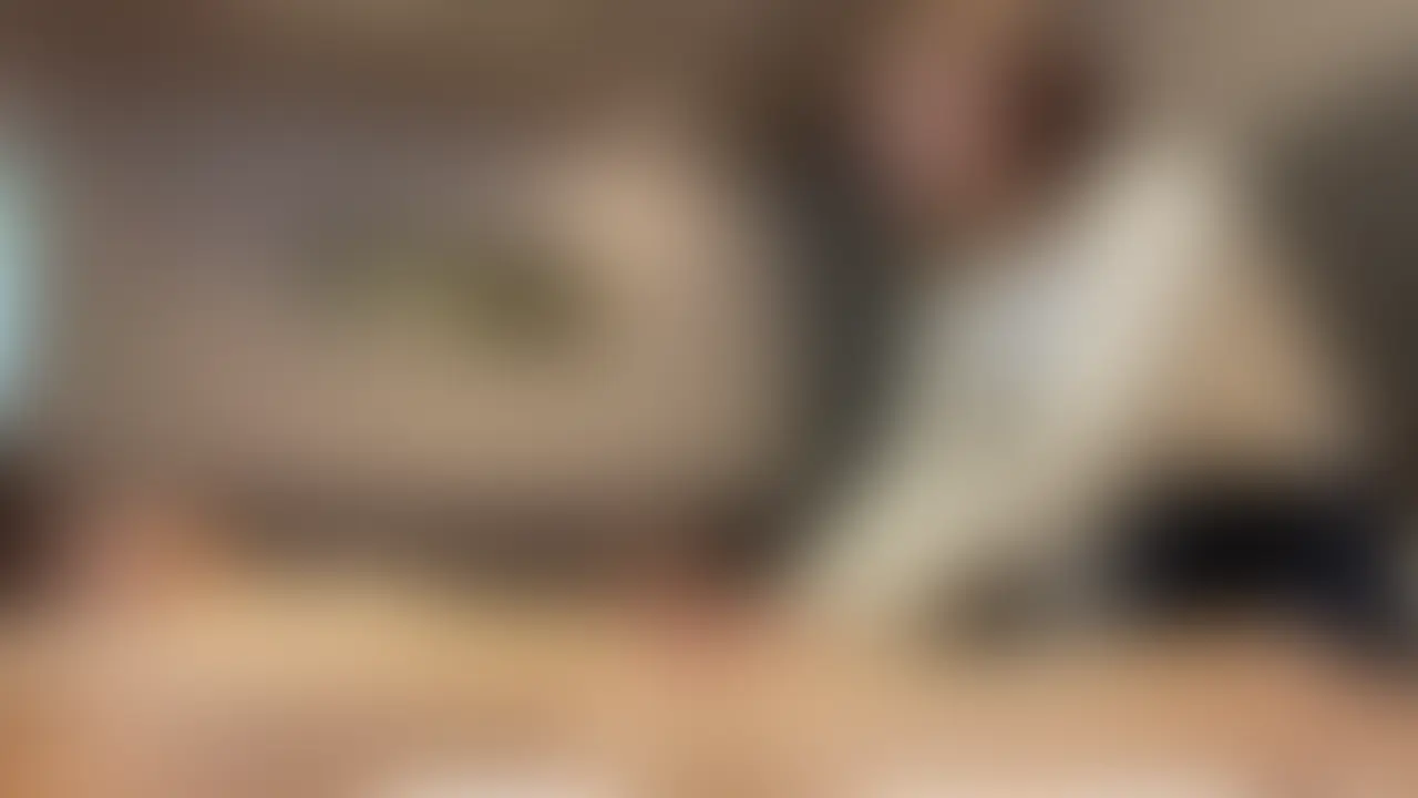 「綺麗な顔」が至近距離で豹変しました
誰が見ても見惚れるような美人の咲楽ちゃん。普段の優しそうな雰囲気からは想像もつきませんが、スイッチが入った瞬間、その瞳には獲物を追い詰めるような鋭い光が宿りました。逃げ場を失った男の人の顔を両手でガッチリと挟み込み、至近距離でじっと見つめるところから始まります。
顔全体を舐め回すぐちょぐちょ攻め
咲楽ちゃんは、ためらうことなく男の顔をベロベロと力強く舐め上げました。整った顔立ちからは想像もできないほど激しく、かつ執拗に舌を這わせます。顔全体が彼女の熱い唾液で、あっという間にヌルヌルと濡れ光り、原型を留めないほどぐちょぐちょに汚されていきました。
鼻を丸ごと飲み込む、強烈な鼻フェラです
舐め回す勢いのまま、彼女は男の人の鼻をパクッと口内に深く閉じ込めました。「ズボズボッ、ジュルルッ」と、密室に響き渡る生々しい吸引音
大量の唾液が滴る「べっちょり」とした惨状
らえきれなくなった大量の唾液が糸を引き、男の人の顔面に絶え間なく降り注ぎます。熱を帯びた液体の感触が肌の上でべっちょりと広がり、顔じゅうを濃厚な唾液の膜でコーティングしてしまいました。
立ち込める「つばの匂い」
抜群のルックスの彼女から放たれる、生々しくも強烈な「つばの匂い」。そのギャップに満ちた匂いが逃げ場のない男の人の嗅覚をダイレクトに蹂躙しました。咲楽ちゃんは、唾液と匂いでドロドロになった男の人を満足げに見下ろしながら、さらに深く舌を突き立て、異次元の痴女プレイを徹底的に楽しむのでした。 (2/2)
