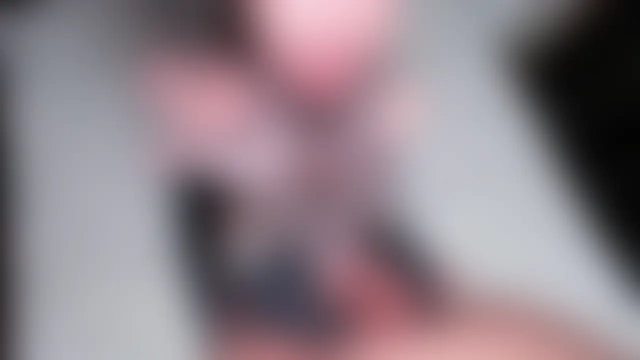 グレーのニットのままハメ撮りしてみました🥹💦
最初はたっぷりフェラから始まって、、
恥ずかしいのに止められなくて
気づいたらすごく夢中になってた、、
バックに変わったら潮吹きが止まらなくなっちゃって
しかもあなるまで丸見えで本当に恥ずかしかった😭💦
でも気持ちよすぎてそれどころじゃなかったかも、、🥹
正常位の前は指でずぼずぼされて
もうおちんちん欲しくてたまらなくなっちゃって
思わずおねだりしてしまいました、、(՞っ ̫ _՞)♡
最後はぶっかけられたのと同じタイミングで潮吹きしちゃって
もうぐっちゃぐちゃだった🫠💕
最後まで見てくれると嬉しいな🥹✨ (2/2)