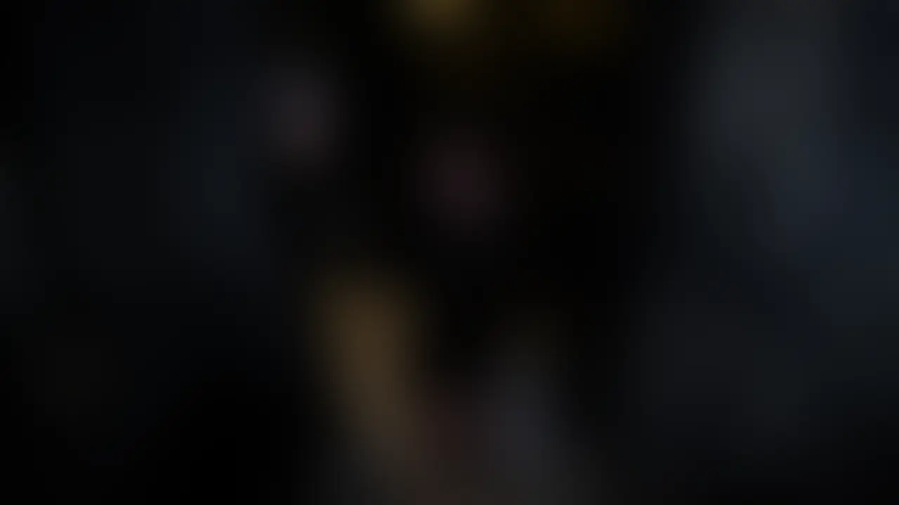 「AV女優いちかちゃんのプライご奉仕痴女プレイが、ここで見られる痴態…」
プライベートでいちかちゃんと会うことになって、いちかちゃんが先にホテルに入って待っていた。
ドアが開いた瞬間、予想外の光景に息を飲んだ。
いちかちゃんが玄関に跪坐して待っていた。
淫靡な表情で自分の指をゆっくり舐め回し、もう片方の手で自分の胸や太ももを卑猥に揉みしだいている。
あまりにも痴女すぎて、頭が真っ白になった。
反応する間もなく、いちかちゃんが飛びついてきて私の体に絡みついた。
乳首から、洗っていないチンポまで、丁寧に舌と唇で清めてくれる。
そのまま私を引きずるようにして浴室へ連れ込み、
自分の柔らかい身体全体を使って全身を洗ってくれた。
特にチンポは、舌で転がすように舐め上げてくる。
我慢できなくなった!
いちかちゃんは事前準備してあった浴缸の中に、
生のまま熱いまんこにズブズブと挿入した。
あまりに気持ち良すぎてすぐに射精しそうになるので、
「先に部屋を入ってて…」と言って、私は少し冷静になるために浴室に残った。
部屋に戻ると、いちかちゃんはもうセクシーなランジェリーに着替えていた。
しかもバイブを自分のまんこに深く突き刺して、腰をくねらせながらオナニーしている。
びしょ濡れのまんこを見て、理性が飛んだ。
すぐにその濡れそぼったまんこに顔を埋め、クリトリスを激しく吸いながら舌を挿入した。
いちかちゃんは甘い喘ぎ声を上げながら俺の頭を抱きしめ、腰を激しく振ってきた。
我慢できなくなったいちかちゃんが私をベッドに引きずり上げ、
痴女全開の手コキでチンポを扱き始めた。
何度も寸止めを繰り返され、限界まで勃起した俺のチンポを、
自ら騎乗位で一気に飲み込んだ。
熱くてトロトロのまんこがチンポを根元まで包み込み、
激しく上下に腰を振りながら、私の乳首をねっとり舐め回してくる。
もう射精寸前の私は慌てて体位を変え、何度もピストンを繰り返した。
最後は、
いちかちゃんの奥深くに大量の精液を全部注ぎ込んだ。
射精した後もチンポは萎えず、そのまま再び激しくピストンを続け… (2/2)