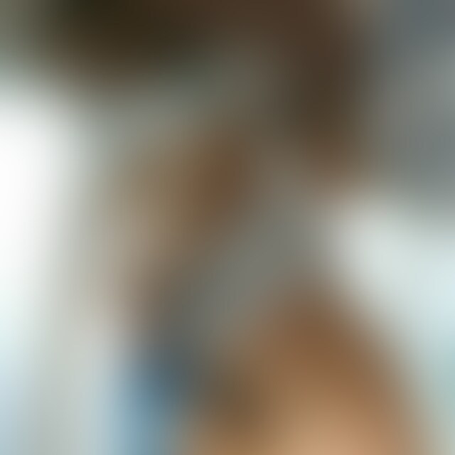 チア・ファンイベ！突風に負けずファンサ満載ポージング！エースの白いアンスコ撮られてしまう！03「透けパン！もはや見えておりますが…」
独立リーグの株主優待ファンミーティングがすごすぎ！
一般のファンが見ることができない世界がここにあります。
この選ばれしファンだけが参加できるイベントだけあって、アンダースコートなしでパフォーマンスしてくれてるんです。さらにそのパンツも完全なスケスケパンティで最初から陰部が見えてしまっているんですよね。まるで80'sに皆様もご覧になってことがあるであろう「ビニ本」のような見え方でとんでもなくエロティックです！
そんなこと構わず過激に開脚したりするチアの2人もニコニコ。さらに突風に煽られっぱなしなので常にパンティが見えています。さすがに手で抑える塩らしい仕草も見せますがそれは体裁上であり、むしろこの丸見えの状況も女性自ら楽しんでいる様子。
分数10分39秒
映像サイズ　1920×1080


※利用規約に基づいた作品であり、違反する内容ではありません。
※撮影が許可されているイベントを通常の方法で撮影したもので○○○の作品ではありません。
※登場する被写体は協力者です
※内容はあくまで作品つくりのためのフィクションです
※モデルは全員○○○以上で年齢は確認済みです
※違法なデータではありません。
※作者作品の動画及び画像の転載、転売、公開等、二次使用を一切禁じます。

■商品に関しての注意事項
●動画ファイルは、動画再生ソフトにてご覧頂けます。スマホ再生可能ですが、自己責任でお願いいたします。
●動画は個人でお楽しみください。転載、二次使用はお断りします。
有償・無償を問わず、購入された写真画像・動画を第三者への送信、販売、頒布、もしくは貸与等、著作権法上の私的利用の範囲を超えて利用することを禁止します (2/2)