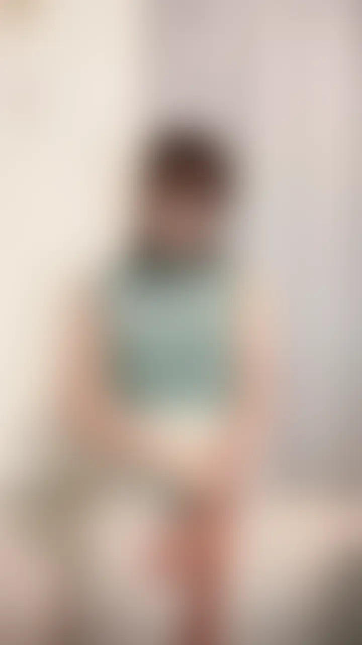 【顔出し】ノーパンパンストで開脚潮吹きオナニー
開いてくださってありがとうございます!
⭐️お気に入り追加で応援いただけたらうれしいな(՞ ܸ. .ܸ՞)︎♡
✼••┈┈┈┈┈┈••✼✼••┈┈┈┈┈┈••✼
【内容】
▶︎HD/縦位置/7分30秒
「7月3本目_ノーパンパンスト開脚潮吹きオナニー.mp4」
✅本編は完全顔出しです🙆♀️💕
・・・・・・・・
【STORY】
あなたのそびえ立つお⚫︎んちんを前に興奮するくるみ🍌♡
なんとこの日、お部屋デートの最中ずっとノーパンパンストだったことを
カミングアウトします⸝⸝⸝( ܸ. .ܸ)︎♡
手で押さえずにパンストでおもちゃを固定しながら
M字になったり、腕をあげたり腰を振ったり…
どんどんえっちな格好になっていきます🥹💦
「あっ…出ちゃいそう…タオル持ってこなきゃ…」
どうしても我慢できなくて、プシャ…。
立ちながらタラタラとパンストに滲むお潮がえっちです🥹
ノーパンパンスト、アヘ顔、M字開脚、お漏らし潮吹き
が好きな方におすすめです😖💕 (2/2)