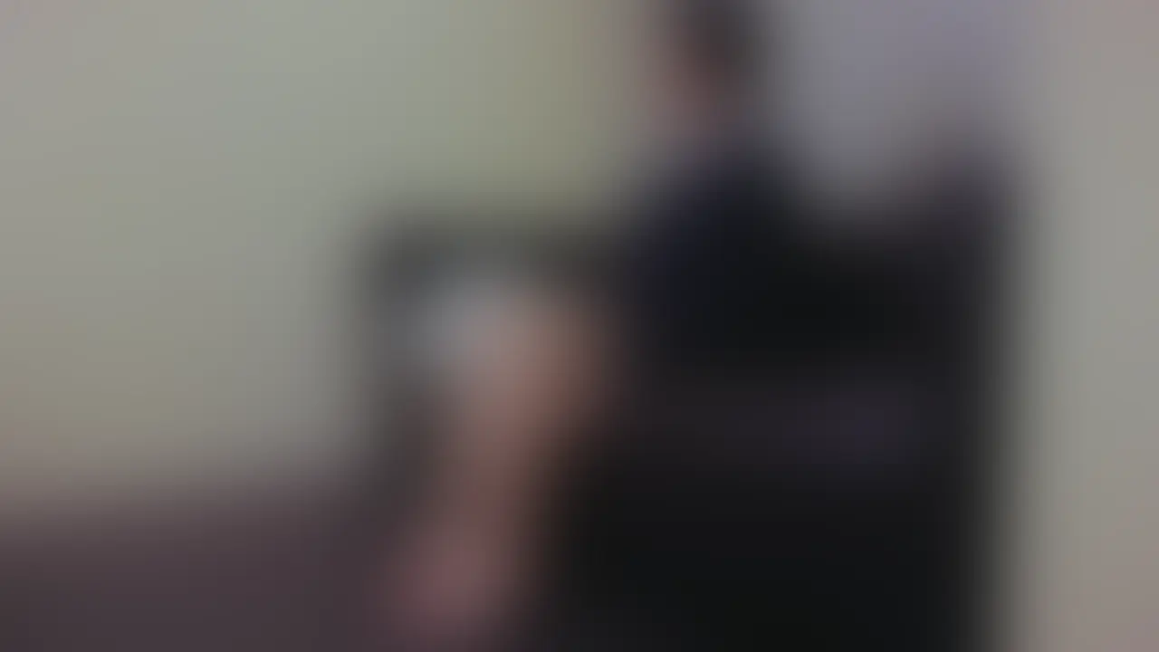 今回は、ボーイッシュでクールな見た目が最高にそそる“ちなつちゃん”です。
完全顔出しで、カメラの向こうじゃなく、すぐ隣で息がかかる距離で、ちなつちゃんのキリッとした瞳が潤み始めて・唇が震えて・クールな表情が蕩けきっていく過程を、全部、余すところなく貪り尽くしました。制服にルーズソックスをちなつちゃんのボーイッシュな雰囲気で着崩し気味に着ててそれがまたエロい。
足元はスミスのルーズソックスを2枚重ね。
程よくムチムチな白い太ももと、ふわふわルーズの境目が、もうエロの極み。
足を少し動かすだけでソックスが擦れ合う音と、引き締まった肉の揺れだけで、下半身が熱くなるのを感じてください。ソファーに座り、最初はクールに目を逸らしながらも、素直に脚を開いていくところからスタート。
アソコを指でクチュクチュかき回され、舌でクリをねっとり舐め回され、おもちゃでグリグリ抉られると……
マ○コがあっという間にぐっしょり、ピンクの秘部がひくひく蠢く。
「…いっちゃう、いっちゃう…」
声が低く震え、腰が勝手に跳ね上がり、涙目で喘ぐ姿に大興奮。フェラは喉奥までずっぽり咥え込んでジュポジュポ、舌を絡め、先端をチロチロ、根元まで飲み込んでゴクゴク喉を鳴らす。
ルーズソックス足コキでは、ふわふわソックスで包み込み、むちっと引き締まった太ももでギュウギュウ締め付け。
足裏でカリを擦り、踵で竿を押さえつけながら、
熱い脈動を直に味わったら、理性なんて吹っ飛ぶしかない。
そして正常位でゆっくり沈み込んだ瞬間――
ちなつちゃんの潤んだ瞳がこっちを真っ直ぐ捉えて、
「……気持ち良い…いっちゃう!」
膣壁がきゅうっと締め上げ、熱い蜜が溢れ、絡みついて離さない。
これぞ、需要と供給の完璧なマッチング。バックに変えると、
パンパン肉がぶつかる音が響き、引き締まった尻肉が波打ち、ルーズソックスがくしゃくしゃに乱れる。
感じすぎて崩れ落ちそうな蕩けたイキ顔、ビクビク痙攣する全身、絶頂の叫びを、
最後の一滴まで克明に記録。そしてクライマックス――
ゴムを外して生ハメに切り替え!
「…生気持ち良い…」
ちなつちゃんの声が一気に上擦り、膣内がダイレクトに感じ取る生の感触に、
さらに激しく締め上げてきて、最後は奥深くで大量中出し。
ビクビク震えながら、クールだった表情が完全に崩壊したイキ顔でフィニッシュです。約1時間3分
ルーズソックス2枚履き × 制服 × ボーイッシュ美女 × 超密着接写 × 生ハメ中出し
ちなつちゃんのクールボーイッシュな見た目と、隠しきれない淫乱本性のギャップが最高にヤバい。
一度味わったら抜け出せない、脳みそまで溶かされる永久保存の一本です。
※18歳以上の完全同意・成人向け作品です。 (2/2)
