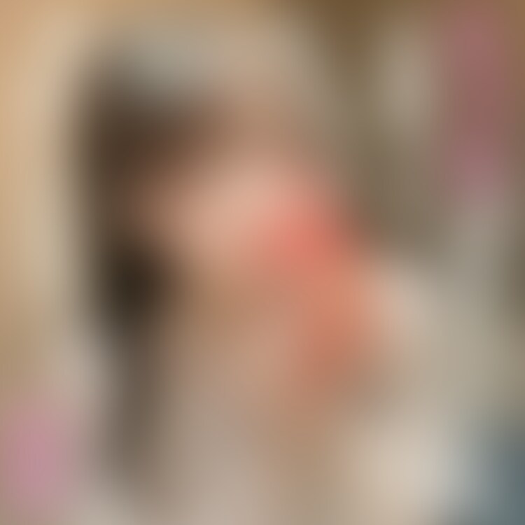 【お外でえっちになるクリームを塗って生なかえっちしちゃった🫣】
この前、大人の玩具屋さんでえっちになるクリームを買ったので早速使ってみたら…🫣
大変なことに💦
お潮がとまらなくなっちゃってソファはびちゃびちゃ💦
そのまま中出しえっちしちゃった動画の前編です💓 (2/2)