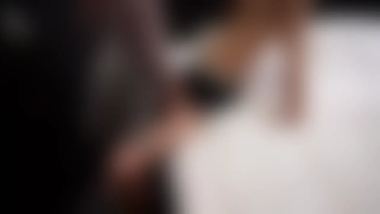 お酒を呑んだらフェラしたくなるお姉さんに「舐めたいからおちんちん出して？」と急に彼女に脱がされておちんちん差し出し... sample 1