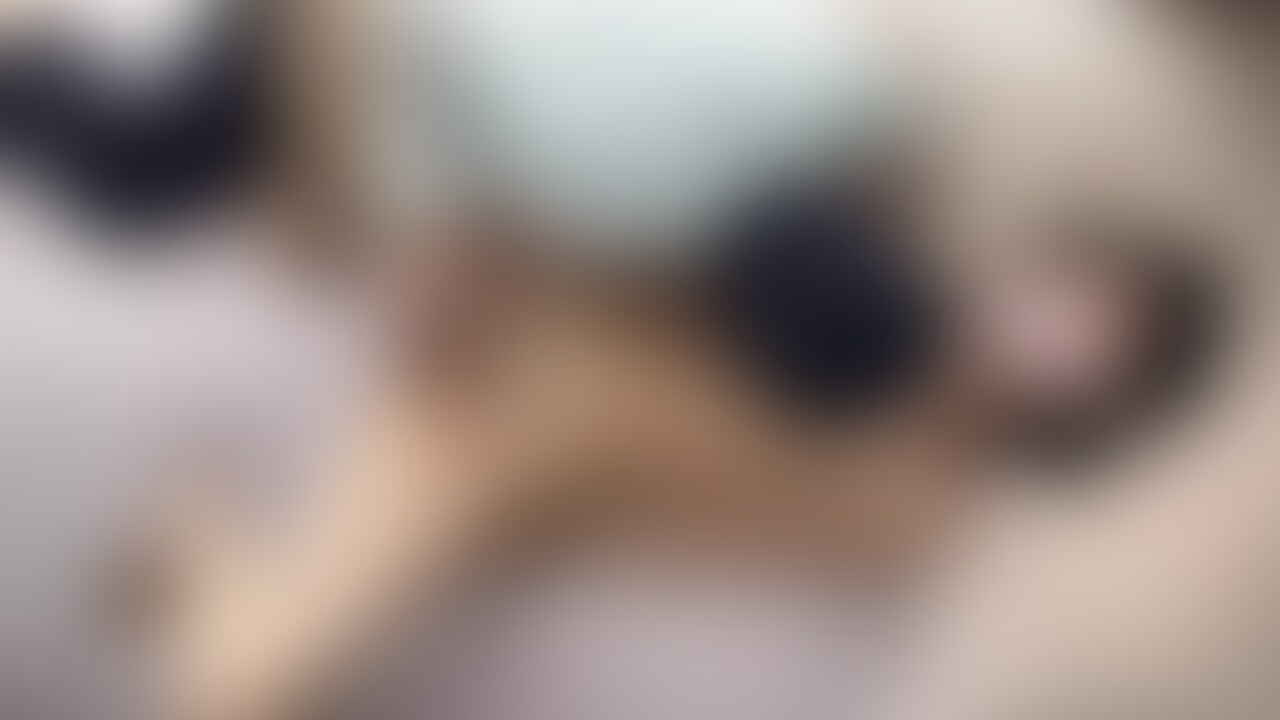 夫の見ている前でアナルセックスをする人妻です💦
アナルに挿れる前にお尻の穴をほぐしてもらいました…
第二関節までお尻に入った指を優しく力強く波打つように動かします…
膣の敏感な部分を身体の奥から刺激されているような…
そんな快楽が全身を襲います…
更なる快楽を与えるため舌先で勃起した私の乳首を触れるか、触れないか絶妙な加減で刺激してきます…
もうダメです…
腰が砕けるような快感…
哀れな、がに股姿で逝ってしまいました…
下品な姿で逝ってしまいすみません😢 (2/2)