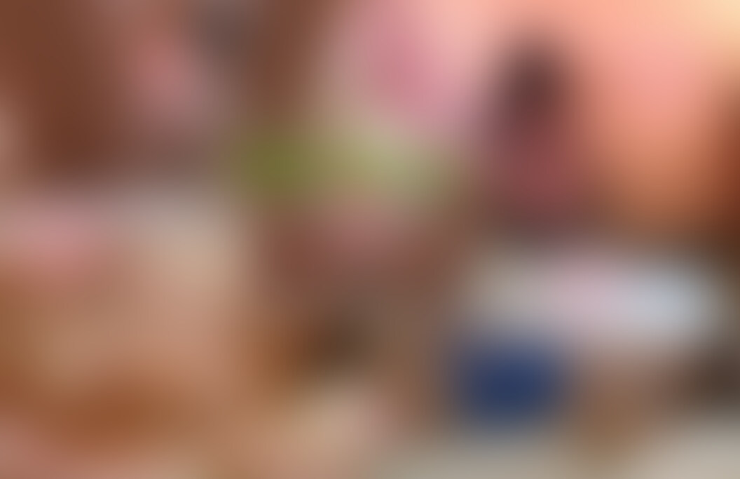 この動画は一度販売中止していた作品ですが未公開シーンを追加した
大人気中出し人形の白ギャルちゃんとの性行為を撮影した動画です
この子は凄くスタイルが良くオマンコの締まりも最高!
冒頭では何故かスク水着てますがオッパイが大きいのではみ出してます 笑
スク水はまったく似合わないので早々脱がせて白ギャルの素晴らしい体を揉み&舐め舐め!
愛撫&クンニ時は声も出さずに我慢してるのですが途中で嫌がって中断
仕方なくマイルーラを挿入するのですが、その前に謎の注入器で白い液体を白ギャルちゃんのオマンコ
へ注入
この液体は昔ローションと偽って男3人分の精液を注入した事があり今回も・・・・?
タップリと謎の液体を注入し終えいよいよお待ちかねの生本番へ!
挿入開始ですが彼女のオマンコが凄まじく気持ち良く生では直ぐに逝ってしまうので前半はコンドーム装着!
「極厚君」と言う黒いコンドーム装着でなるべく長く本番を撮影しようとしてます
チンポの挿入が始まると流石に良い声を出す白ギャルちゃん!
数々の性行為を経験している白ギャルちゃんですがチンポでオマンコの中をかき回されるのが一番好きなようです
正常位とバックで白ギャルちゃんの身体を楽しんだ後、お待ちかねの生本番!
カウパー液でズルズルになったチンポをオマンコに挿入すると思わず声を出してしまうくらいに気落ち良い!
コンドームは性行為の時間延長の為だけで付けてましたが、気持ちよさは桁違いです!
生チンポだと白ギャルちゃんの膣壁の襞が亀頭に絡むのが良く判り、ピストン運動しながらカウパー液がドロドロっと出てるのが判ります
そのカウパー液を白ギャルちゃんの子宮口に亀頭の先端を押し付け注入
バックで挿入するとよりオマンコの奥までチンポが入り込むので凄く気持ちよい
白ギャルちゃんの子宮口をより強く感じ取れるので快感が倍増!
最初に入れた精液の感触もバックだとよく判り他人(?)の精液が既に入っていると寝取られた気分になり
その相反する気持ちでより興奮!
もう自分の精液で最初から入っている精液を洗い流してしまおうって感じになります
そんな複雑な気分で興奮も高まり限界が近くなり中出し宣言!
白ギャルちゃんの承諾を得て気持ち良くオマンコの中に射精開始!
中出しされている最中の絶望的な感じの白ギャルちゃんの様子で更に興奮し精液出まくり!
最後の一滴まで出し終え柔らかくなったチンポを引き抜くと多量の精液がオマンコからどろーり!
今回も凄まじい量の精液を注入したのでお尻の所まで精液だらけ!
立ち上がってもらうとシーツを濡らしてる精液の様子がハッキリ判ります
そりゃ性行為の前に男3人分の精液を注入器でオマンコに注入し、そのあと他人より精液量の多い僕が
思いっきり中出ししたので当たり前でwww
その感動のオマンコから精液がドローリっと垂れ流れる手持ちカメラのシーンが一番の見どころですので
是非ご堪能ください (2/2)
