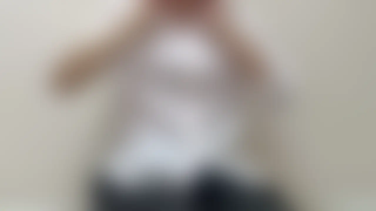 子 供の担任の先生を…♡
____________________
こんばんは、ユカです☺️
この日は子 供の三者面談があって、ピシッとしたスーツを着てます✨
三者面談では成績のことや友達関係のことを聞いて、
友達とはうまくやってくれてるようで安心しました☺️
成績はもうちょっと頑張れるといいな
って感じみたいです😅
親としては元気に育ってくれるだけで十分なんですけどね〜
余談はさておき、
三者面談の日って
いつもより授業も早く終わり、
子 供は友達と遊びに出かけたので
私は家に帰ってきて
三者面談をしてくれた先生のことを思い出しながら
1人でシちゃいました💕
先生はイケおじって感じで、なんかオーラある感じで…
すごいムラムラして…♡
しかも途中、すごいじっと目を見つめられて、
「なんだろう、、ノーブラで来ちゃっかな!?」
「もしかして下着結構透けちゃってるかな!?」
とか色々考えちゃって…
子 供の話を聞かなきゃいけないのに
全然集中できませんでした♡
1人でシちゃってる時も
思わず「先生…♡」って声が漏れちゃったし、
子 供の担任の先生で興奮しちゃうなんて
イケナイママですよね💦
学校の教室で興奮してしまうような私ですが
よかったら覗いてみてください👀💕
(最後、子 供が帰ってきちゃって見つかりそうでした😳💦) (2/2)