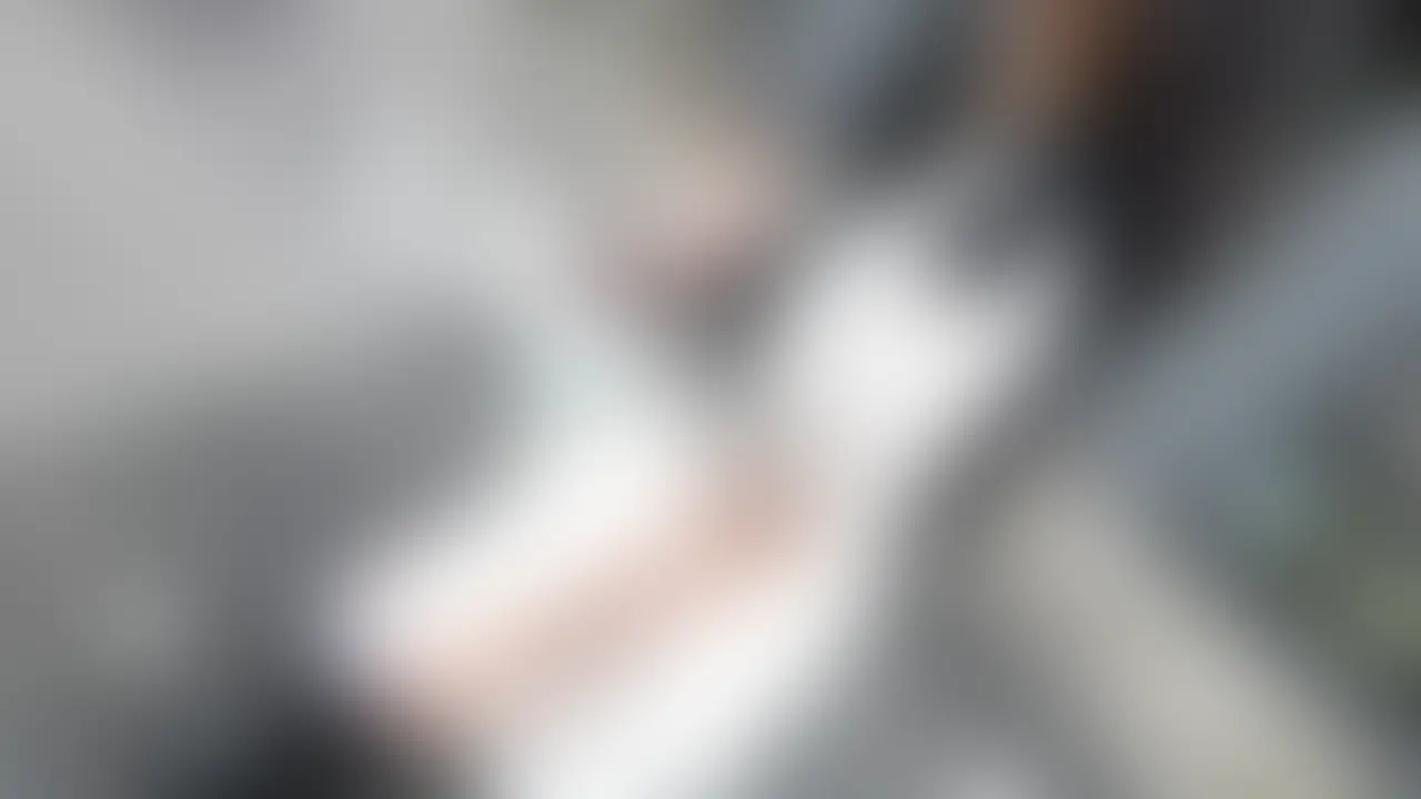 毛玉白ニーソ激汚れ!おとなしめ地雷系女子の匂い全部嗅ぐ!
出会った時から人見知り全開の女の子。ロングブーツからのぞく白ニーソのえちえち絶対領域...! ロングブーツを脱ぐと「え、汚ったなw」と思わず笑ってしまうくらい毛玉がびっしり💦 脱ぎ立て蒸気と毛玉がつきまくった雑巾臭をM男の鼻にぴったりくっつけてきょーせー消臭🥺
実はM側だと言っていたものの、責めながらだんだんエスカレートして自分の無洗まんちょす舐めさせてニヤニヤ。言葉責めは少ないものの、M男を責めて新しい性癖に目覚めたよう... 終わり際に「またクサクサ靴下作っておきます🫶」と言って帰って行きました💦 (2/2)