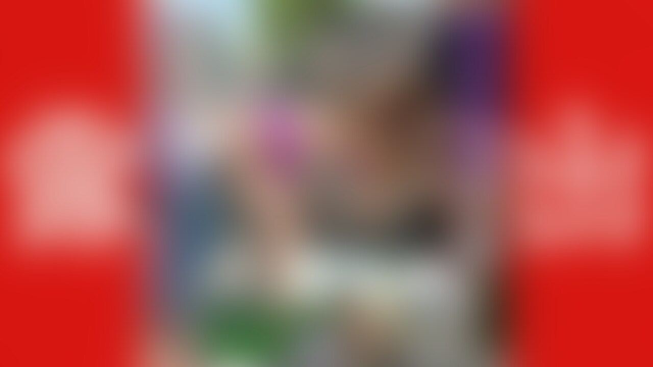 30秒サンプル　本編20分36秒
2023年06月度長編動画2です

まずは街中で王道露出から🎵
あっちチラチラこっちチラチラしつつオナニーしつつ😘
少し場所を変えて全裸にもなってみました〜❤️

続いてはいきなりフェラシーンからスタート🎵
その後は放尿してから野外3P❤️❤️❤️

次は公園へ
一年前に遭遇したおっちゃんたちと偶然遭遇😍😍😍
お話しながらがっつりオナニー見てもらいました❤️

最後は車通りのあるところでかるーく露出してからひーひと青○○○🎵🎵🎵
フィニッシュはお口に❤️

ヌき所満載の20分！
是非ゆっくりとお楽しみ下さい💜 (2/2)