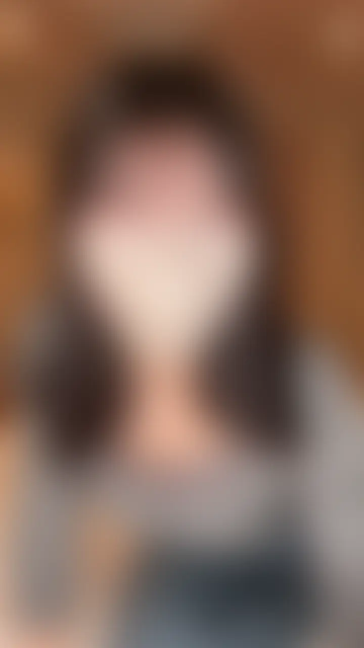 ■タイトル
黙ってたけど…本当はすごくエッチなんです🥹
“清楚で優しそうなめぐみさん”
そんなイメージを
裏切ってごめんなさい🙏
下着の上から触ってたら止まらなくなっちゃって…
普段のめぐみとのギャップを感じてね。
一緒に気持ちよくなろ🩷 (2/2)