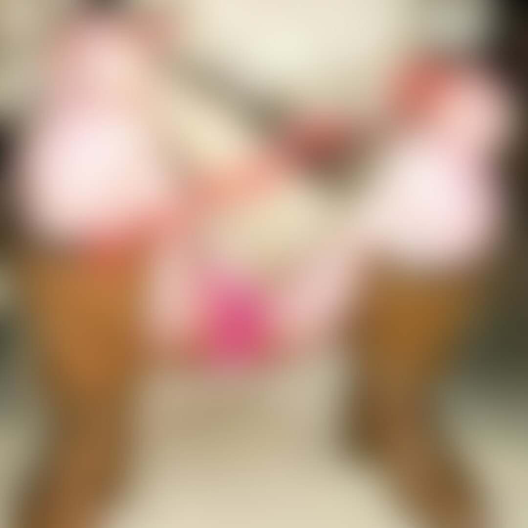 人妻パンチラ食べ歩き~小さな世界編~公開しました♥ ショッキングピンクのレースパンティーで撮影に行きましたが・・・小さめなのでひっぱり過ぎて途中で破れてしまって恥ずかしかったです。 (2/2)