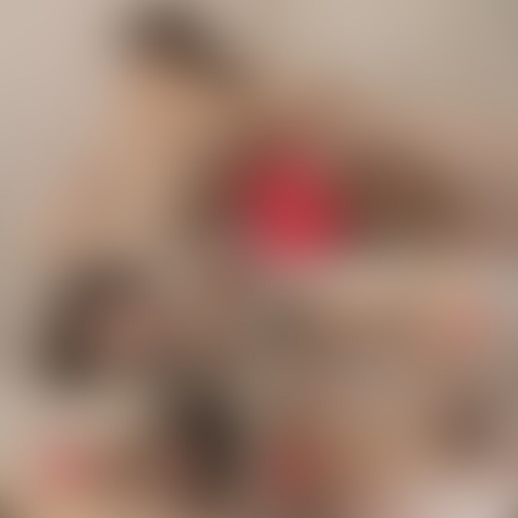 【あや♥おじさん大好き女子♥♥】あやちゃんは、毎日、年の離れたおっさん彼氏と中出しセックスをしまくっている件
俺たちの身近にいるエロそうでイケてる女を皆様に紹介する企画!
今回は、あやちゃん(#1)です!!
あやちゃんは、俺の知り合いのばーちーさん(親のすねかじり)とお付き合いをしている今どきのカワイイ女子ですが、同年代の若い男子よりも、自分のお○○○さんくらいの年の離れた男性の方が好きみたいです!
そんなあやちゃんと、お付き合いしているばーちーさんが、いい年して、親からお小遣いをもらえず、金欠みたいで、「あやと一緒にセックスしているのを動画で撮らせてあげるから金くれ!」とお願いされたので、撮らせていただきました!
あやちゃんは、カメラ前でセックスなんてもちろん、したことがなく、最初は、緊張した感じでしたが、次第にカメラにも慣れていき、いつも2人がセックスしている感じでイチャラブセックスを見せてくれました!
(あやちゃんは、彼氏の頼みとはいえ、セックス撮影をよく引き受けたよな…!)
あやちゃんは、おそらく、同年代よりは年上の男性とセックスする方が、多かったと思うので、同年代の女の子よりは、スケベな大人セックスで、ゴム着けない派女子なので、もちろん生中出しです!
※この商品は、当サイト利用規約、日本国内の法律及び条令に違反する内容は一切含まれておりません。
※この商品の無断転載、転売等の二次利用を一切禁止します。 (2/2)