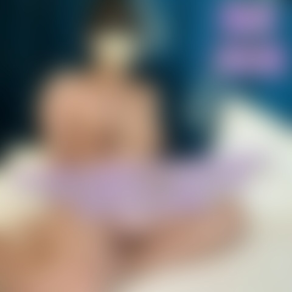 今作は妊娠38週臨月妊婦さん19歳が初登場!
お腹はすでに赤ちゃんが下に降りてきてもう出産の準備はできてきてる状態なのでかなり貴重な映像です!
前週の検診で2900グラムだったとのことですでに確実に3000グラム超えの大きなお腹に圧倒されました!
緊張しているので最初は反応が薄めでしたがだんだん気持ち良くなってきたのか最後は『中に出して下さい』と懇願するえろっぷり!
えっちの最中に発覚したのですが旦那さん以外の人とエッチするの初めてでした!
どうりでぎこちないわけだ笑
そんな初々しい19歳の出産間近のエッチをぜひご堪能ください! (2/2)