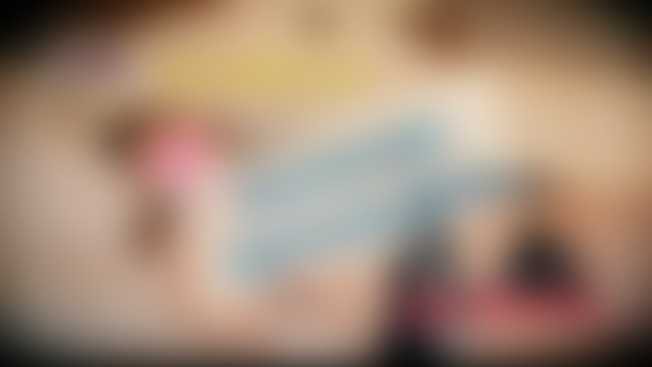 ■会員No.8 NATSUMI
舐め好きフェラ好きの裏垢女子が集う秘密倶楽部「ふぇらギャル」
裏垢女子界隈で有名な彼女からふぇらギャルにコンタクトがあったのは2023年の師走
「舐めたいので会ってください」
幾度かやり取りした後実際にお会いしたNATSUMIさんは気立てのいいお○○○さんで、もみ心地の良さそうなバストにぷりっとしたお尻が扇情的な、もうエロエロ雰囲気漂う痴女キャラ!
「こんなの着てみる?」
用意してたシースルー制服に喜んで着替えてくれたNATSUMIさん、たわわなおっぱいが透けて見えて実にいやらしい。
お口を開けてもらい舌を見たら長くて、これは絶対気持ちいいフェラだろなと直感。
おしゃぶりチェックでディルドフェラしてもらったらそれだけでエロい口淫とわかり、撮影してるのにもうチ◯ポは硬くなってて(早くフェラしてほしい!)と気持ちは早々にエロモード!
ベッドで実戦すれば…予想通りNATSUMIさんの口ま◯こは気持ちいい!
チンポを頬張ると吸い付くようなフェラチオで、ゴキュゴキュという派手音がまたこちらの脳と金玉に興奮を与えてくれる。
NATSUMIさんがストロークすれば唾液で濡れたカリが口内でこすれて快楽でとろけそう…イッちゃいそうだけどまだ出したくない!
ここはNATSUMIさんを少し攻めてみることで射精しそうなチ◯ポをクールダウン。
攻守交代でNATSUMIさんのま◯こをペロペロ。ヘア処理されてるパイパンま◯こは○○○で綺麗な割れ目。どれだけでも舐めていられる美味しいま◯こ♡
そうしてNATSUMIさんにクンニ奉仕したところで再び体位を入れ替えてフェラチオしてもらい、ここからは気持ちいい射精に向けてラストスパート。
手コキとフェラの両輪でギンギンの勃起チ◯ポを攻めてもらったら金玉がぐっと上がってきて発射カウントダウン!
「イキそう…」
NATSUMIさんに告げるとフェラはさらに加速。
口を離さずずっとストロークしてくれてるならこのまま出していいよねと思った途端、
「ん!」
と声を漏らしたNATSUMIさんの口の中に思いっきりザーメンを放出! (2/2)