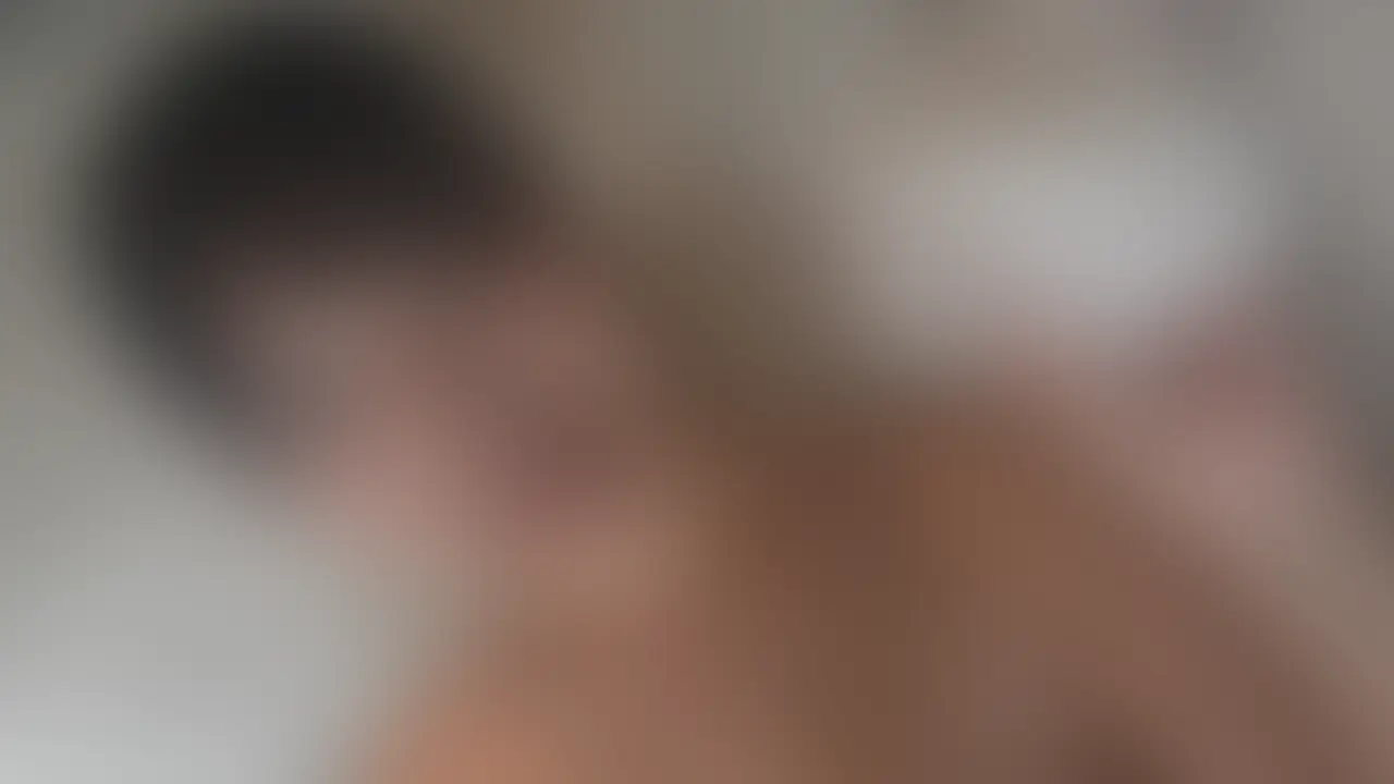 撮影後のお風呂。
シャワー浴びて泡洗体してるとなんだかムラムラ。
撮影後の余韻かな。
下を触るとくちゅくちゅ。
そのまま手が止まらず、いよいよ本気モードになっちゃった…
手だけじゃ満足できずに
ガラス扉にディルド貼り付けて
後ろからズボズボ
バック大好きだから、めちゃくちゃ気持ちいい…
ガラス越しに挿入部が丸見えなので恥ずかしいけど、れいはすごく気持ち良かったから満足♡ (2/2)
