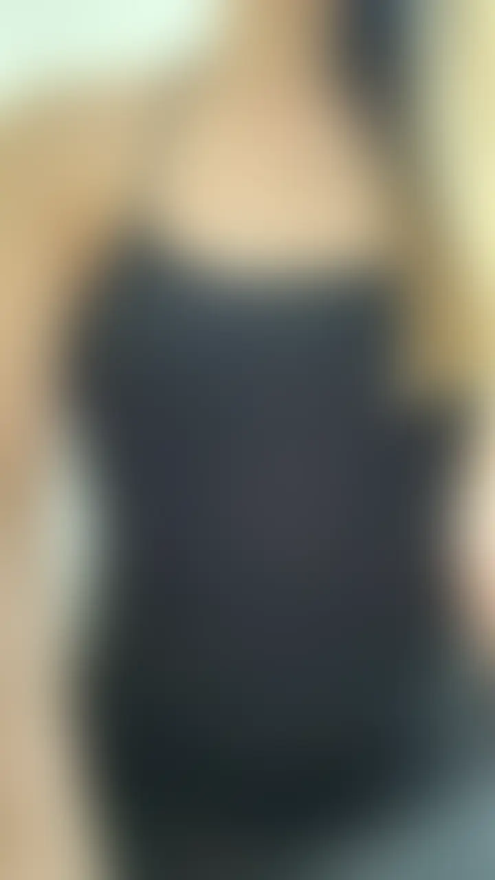 今日はエッチなキャミソールと下着があったからみんなに見てもらいながら…視姦されながらオナニーしたら興奮するかなって😘
不安なのは最近よく使うクリ吸引ローターが充電中だってこと❗️☝️
バイブ使うけど威力が強すぎて逆にイケなさそう💦
やっぱりディルド❗️と思って
よーく濡らして…みんなから見えるようにお尻突き出して…ほら入っちゃうよ🩷
見られながら入れるのゾクゾクしちゃうね😘
もっと奥まで欲しい💦
自分で掻き回しても届かないもん😣
誰か奥を掻き回して💦
つい願望が口にでちゃう💦
もっと気持ちいいとこにチンポ欲しい…
この刺激だけじゃイケない…
急遽、充電中のクリ吸引ローター取りに行ってやっと🩷🩷🩷 (2/2)