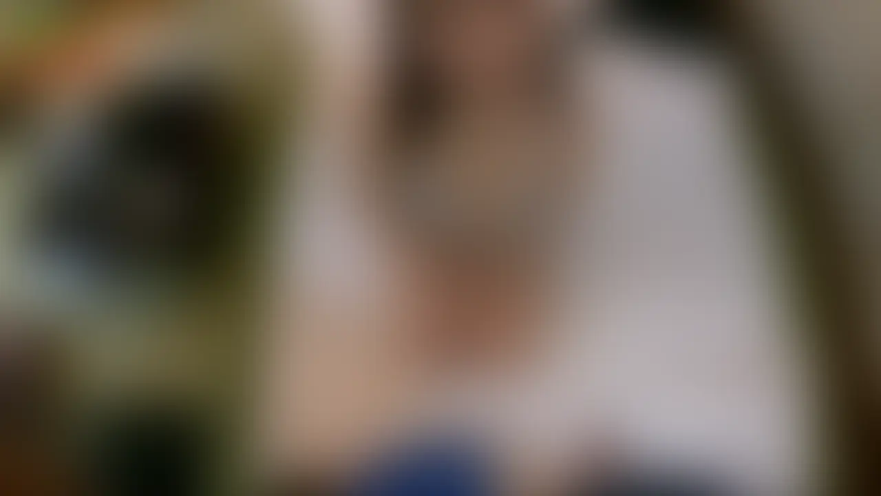 カルバンクインを着た超エロいギャル
僕のチンポをパンツを下しフェラチオ開始
先端舐め！横舐め！バキュームフェラ！唾液まみれフェラ！などなど
唾液とカウパー液でヌルヌルの亀頭を指や手で刺激したりっと素晴らしいフェラチオ＆手コキをご披露
そのジュボジュボっと音をたて超エロいフェラチオを2台のGoProでジックリ撮影
射精も思いっきり濃い精液を口の中にタップリ射精し口内に溜まった精液もバッチリ撮影
その射精シーンも2場面掲載
その素晴らしいフェラチオを是非ご覧くださいね♪ (2/2)