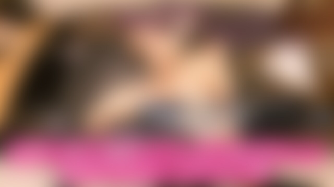 旦那といつも来る満喫で不倫中出しセックスしてしまう人妻。しかも丁寧に他人棒を舐めて喜んでしまう。最後はすごく恥ずかしい格好で中出しされてしまうが満足と喜びに満たされてしまう。そしてまた旦那の元に戻っていく。 (2/2)